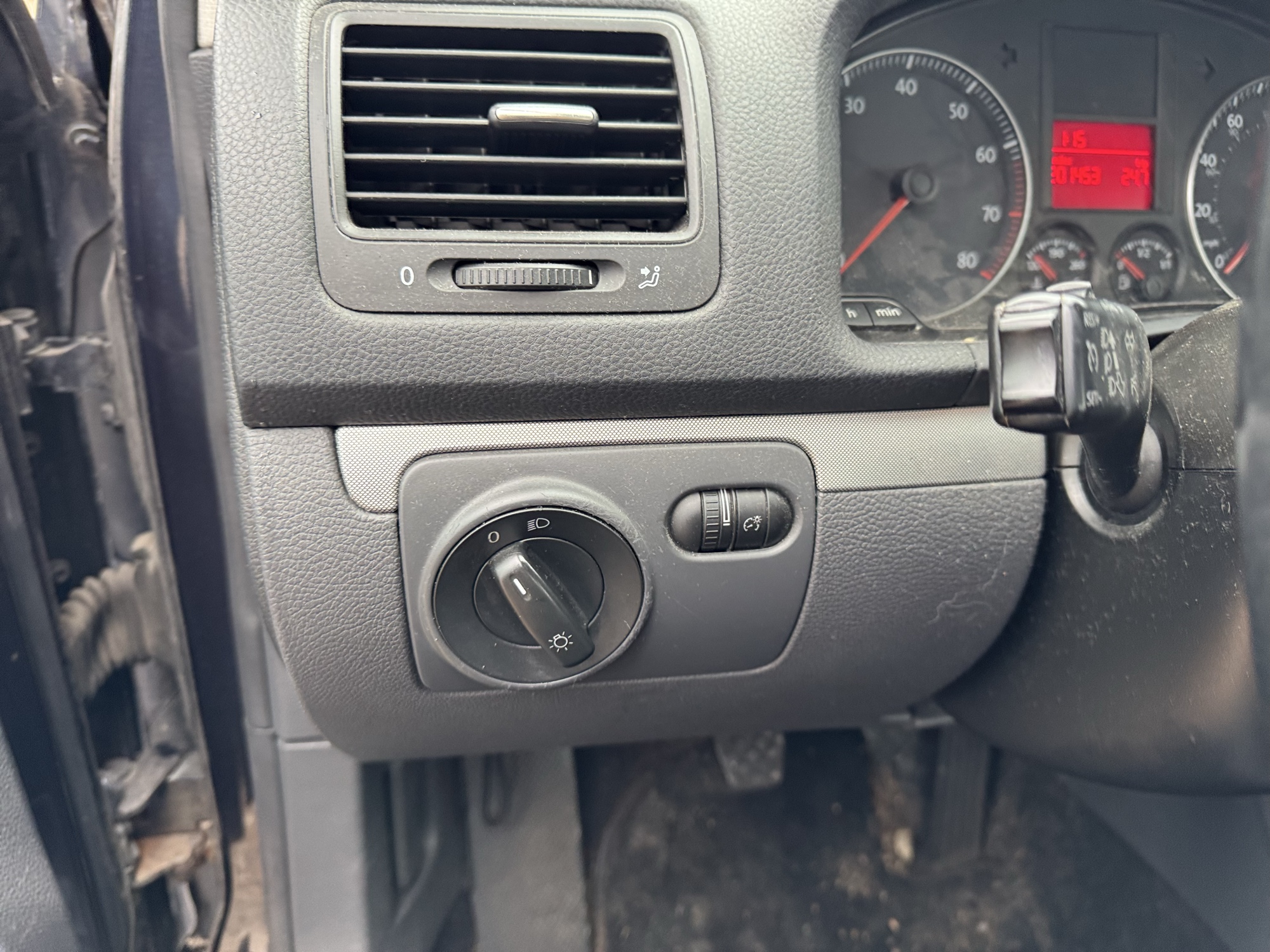 2008 volkswagen jetta se with 201453 miles for sale near Elk River, Minnesota 106886_37_left_of_steering_wheel.jpg