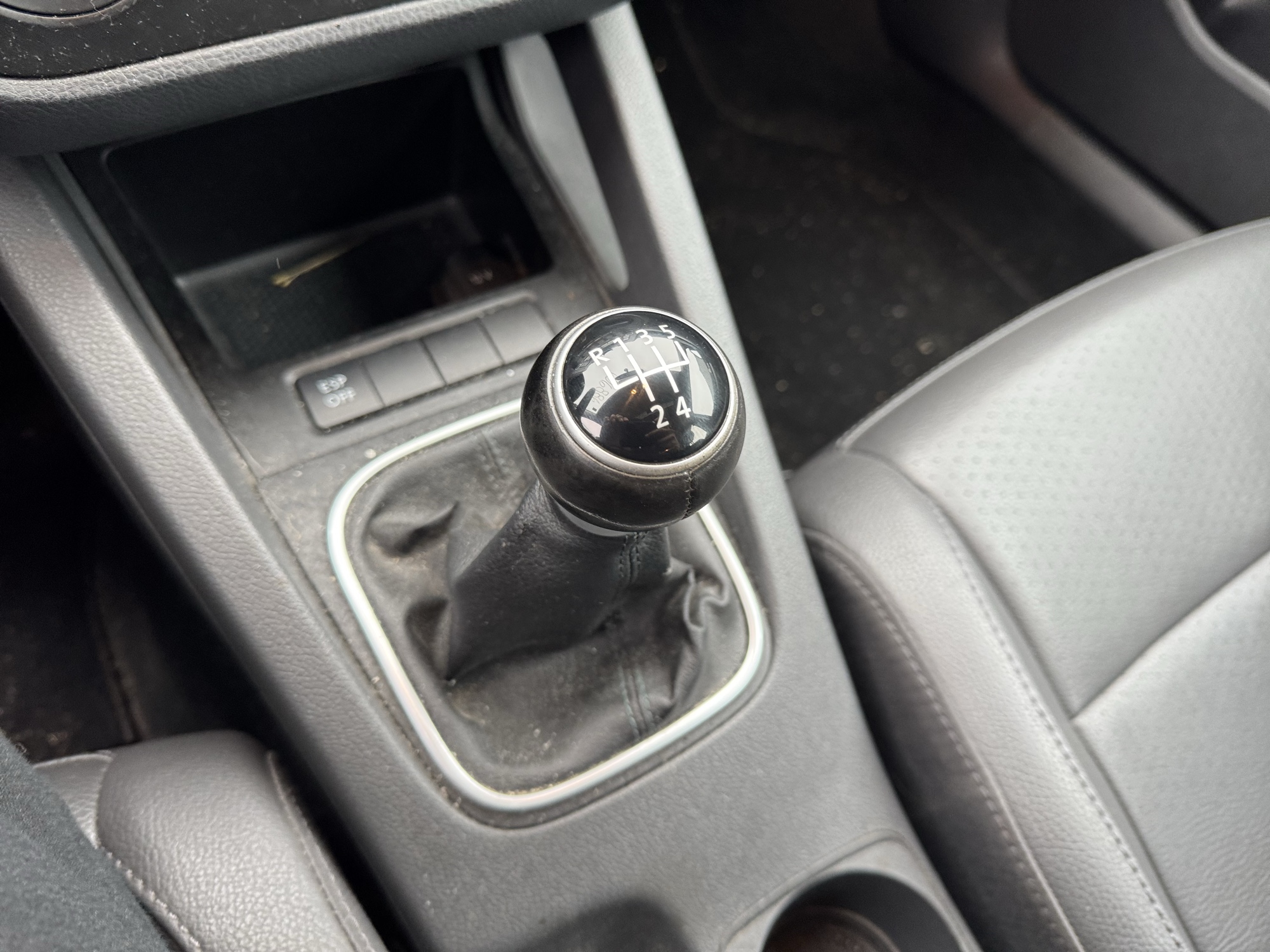 2008 volkswagen jetta se with 201453 miles for sale near Elk River, Minnesota 106886_41_shifter.jpg