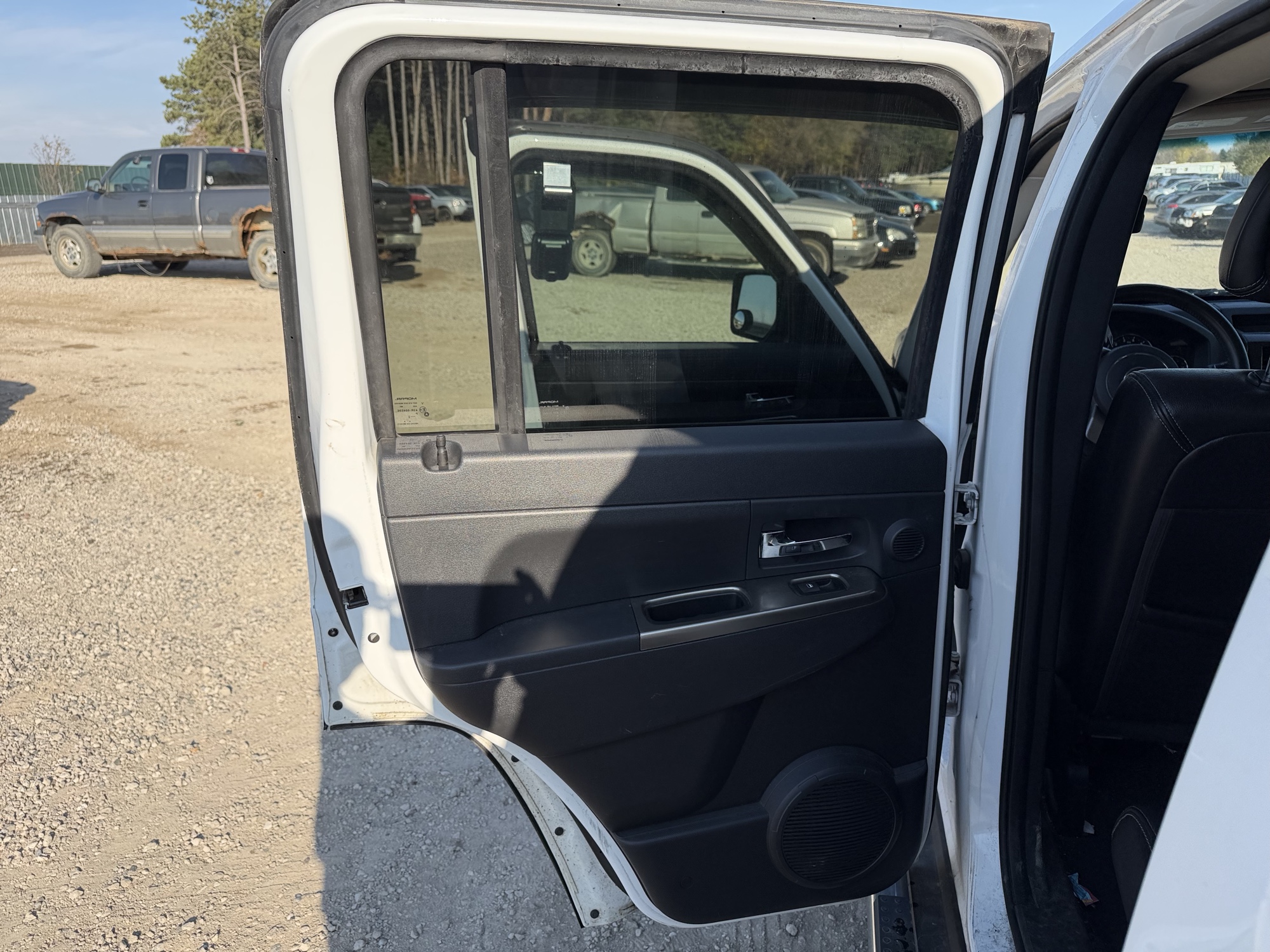2012 jeep liberty limited-jet-4wd with 196754 miles for sale near Elk River, Minnesota 106888_25_drv_rear_door_panel.jpg