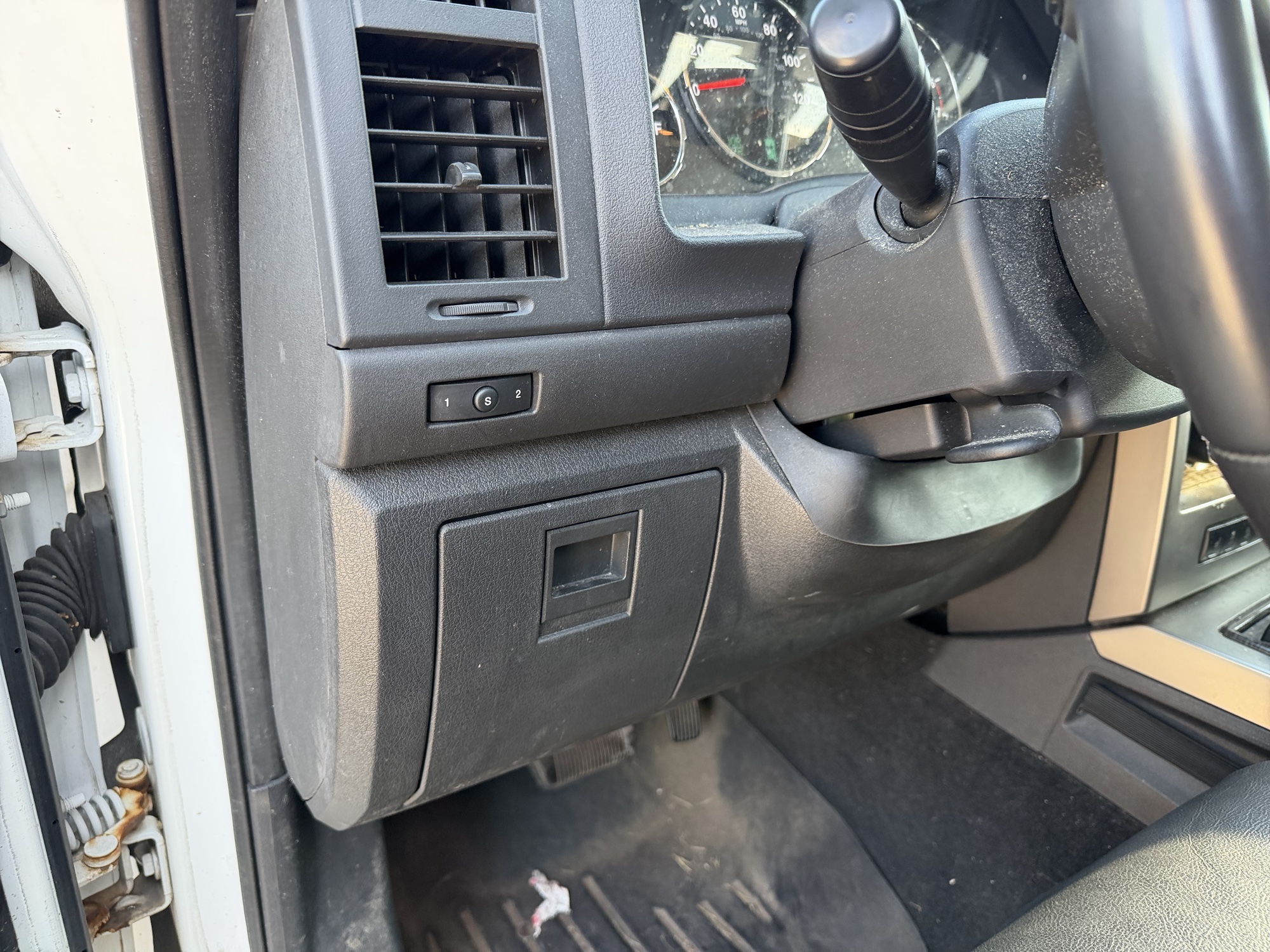 2012 jeep liberty limited-jet-4wd with 196754 miles for sale near Elk River, Minnesota 106888_37_left_of_steering_wheel.jpg