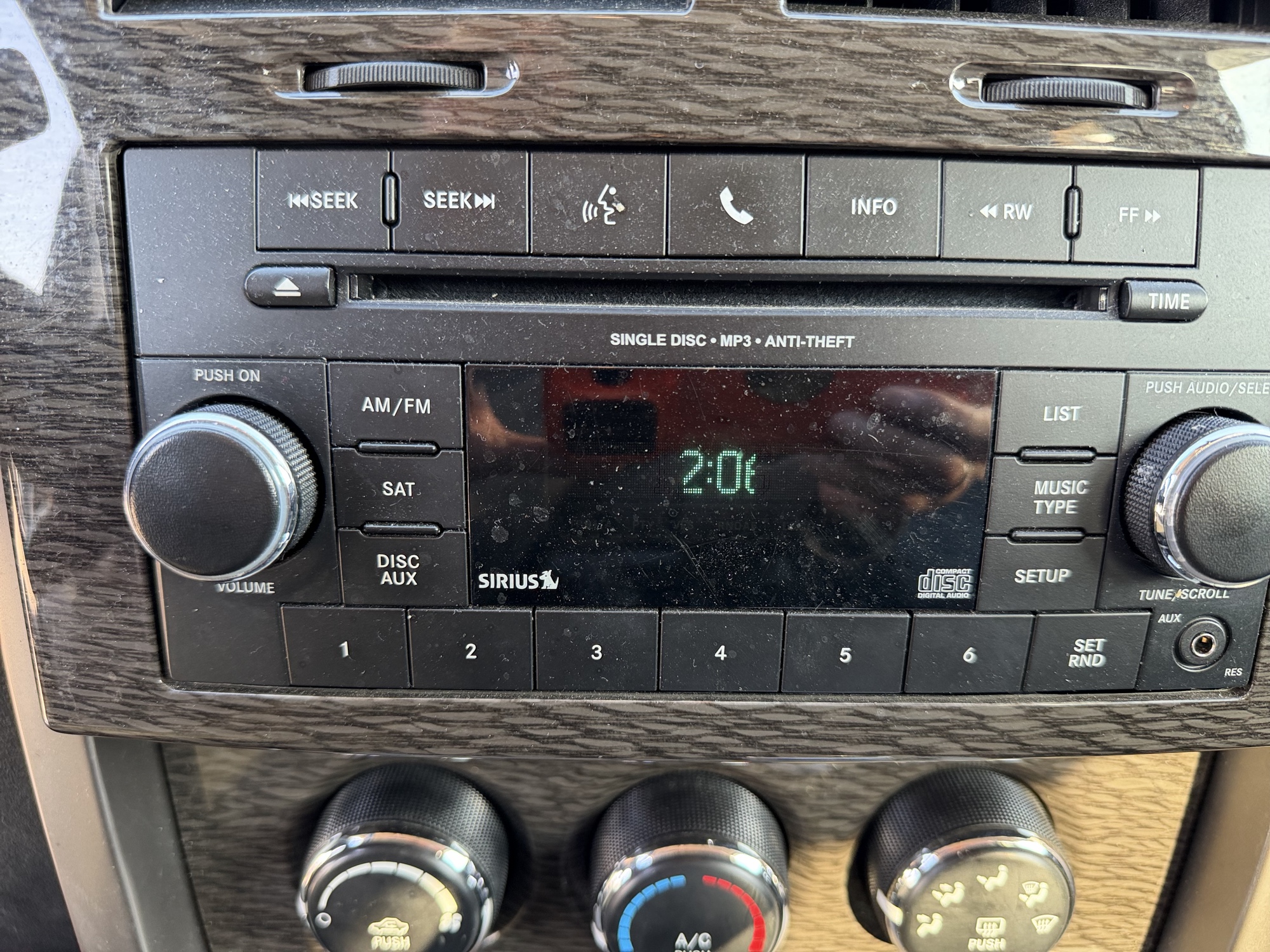 2012 jeep liberty limited-jet-4wd with 196754 miles for sale near Elk River, Minnesota 106888_39_radio_closeup.jpg