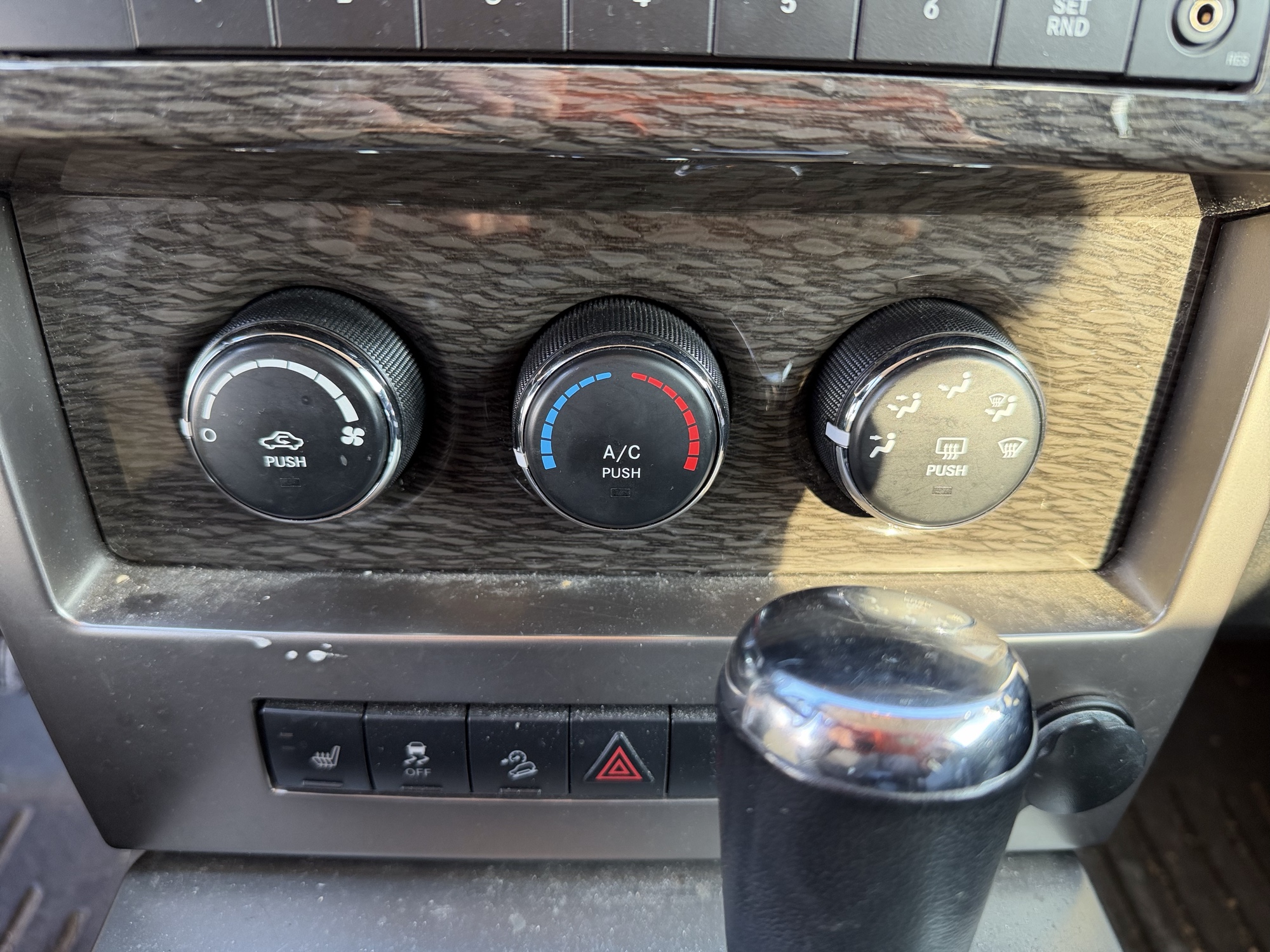 2012 jeep liberty limited-jet-4wd with 196754 miles for sale near Elk River, Minnesota 106888_40_climate_control.jpg