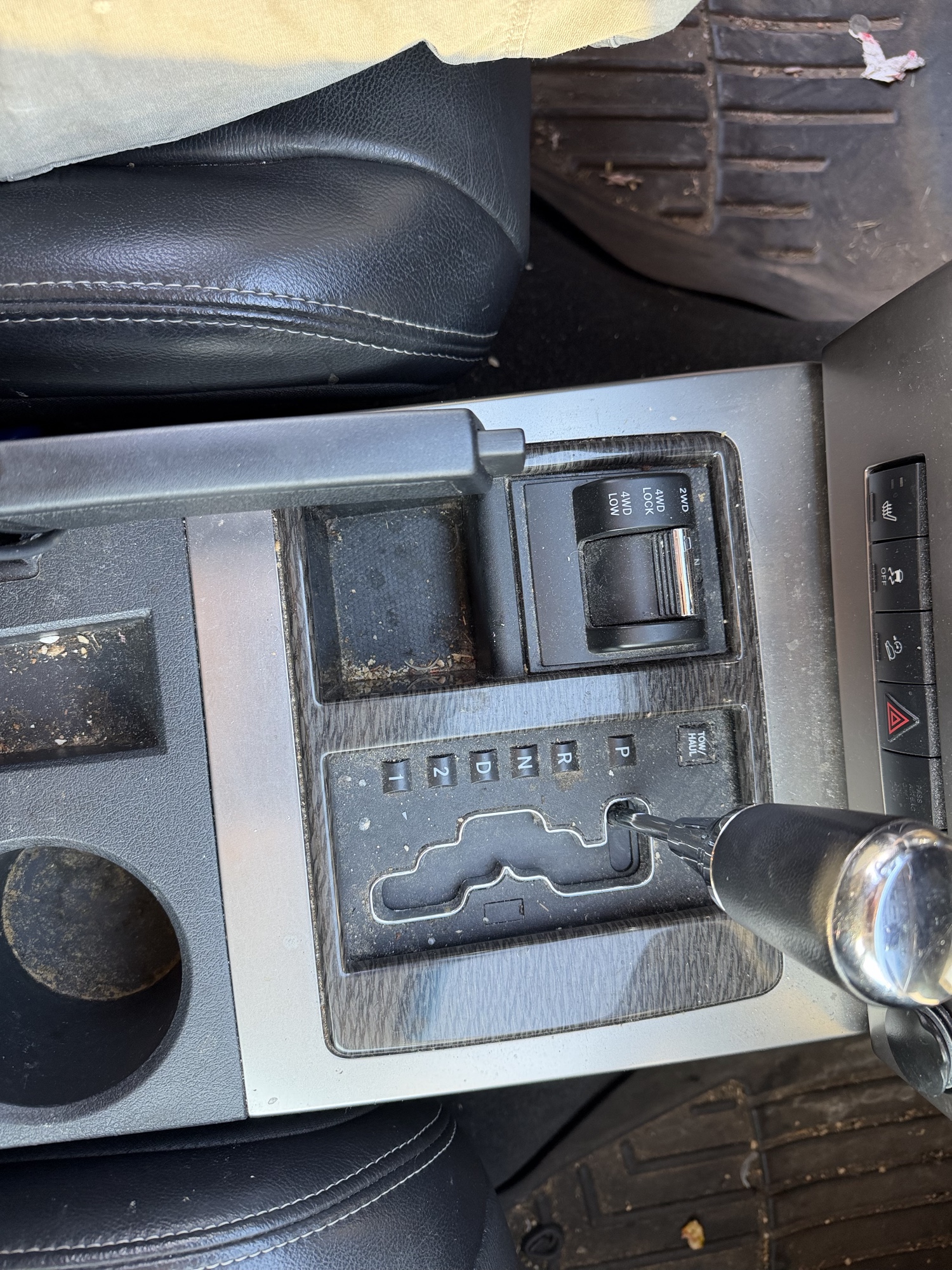 2012 jeep liberty limited-jet-4wd with 196754 miles for sale near Elk River, Minnesota 106888_41_shifter.jpg