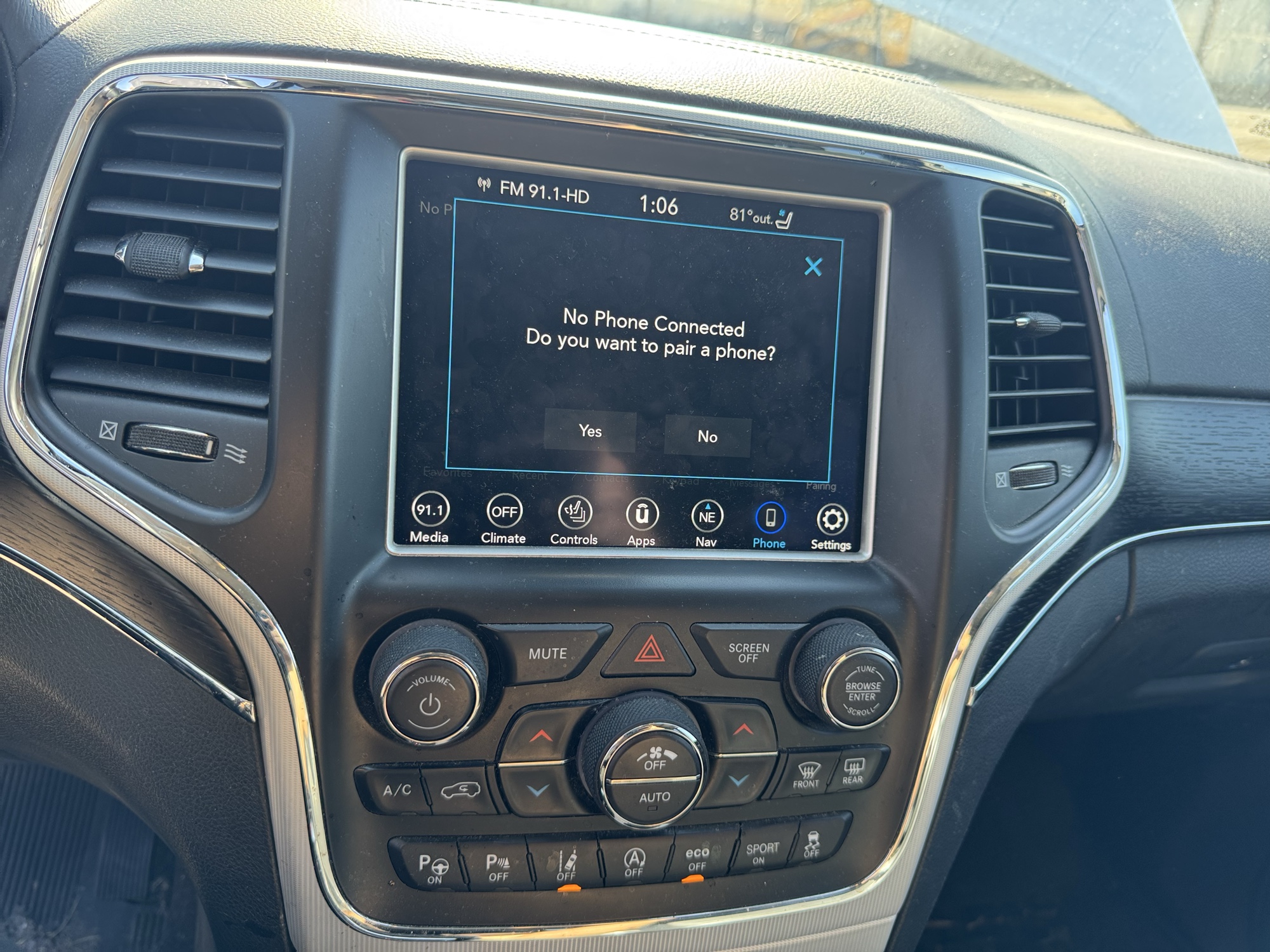2018 jeep grand-cherokee with 253786 miles for sale near Elk River, Minnesota 106890_39_radio_closeup.jpg