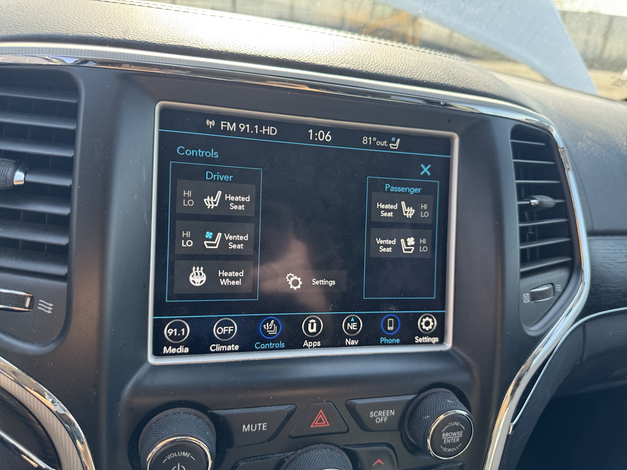2018 jeep grand-cherokee with 253786 miles for sale near Elk River, Minnesota 106890_42_heated_seat_switches.jpg