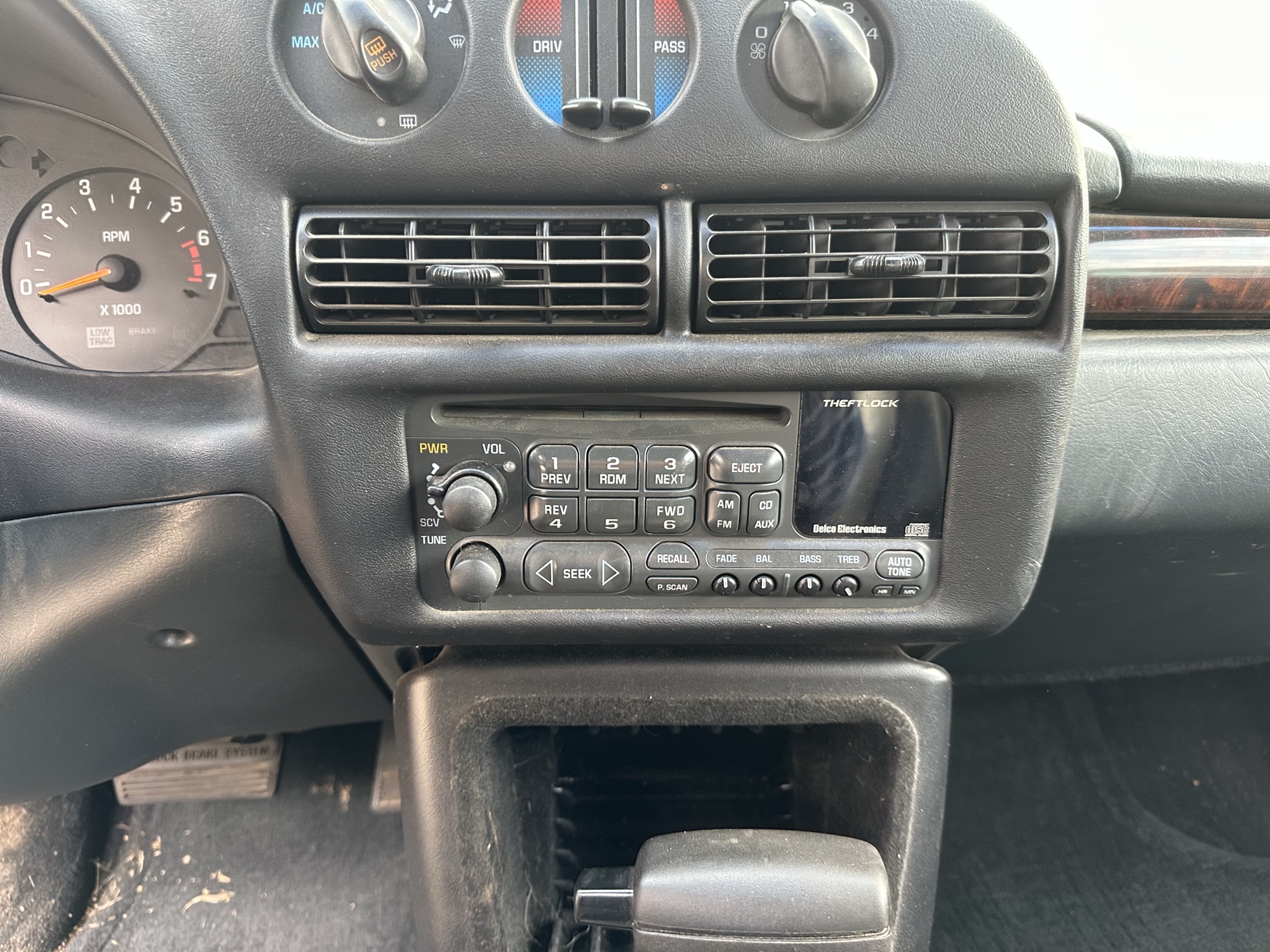 1998 chevrolet monte-carlo z34 with 259540 miles for sale near Elk River, Minnesota 106893_39_radio_closeup.jpg