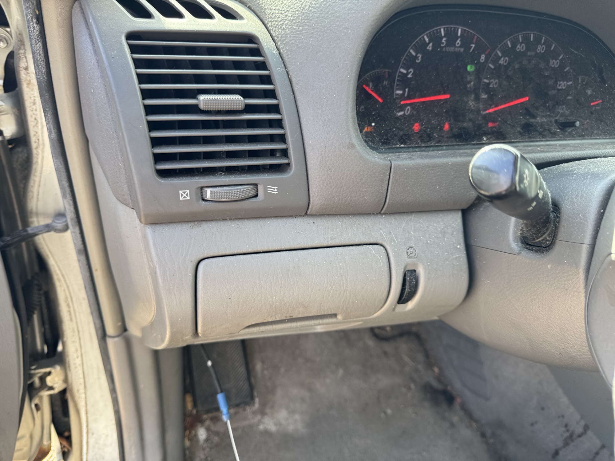 2006 toyota camry le with 213927 miles for sale near Elk River, Minnesota 106895_37_left_of_steering_wheel.jpg