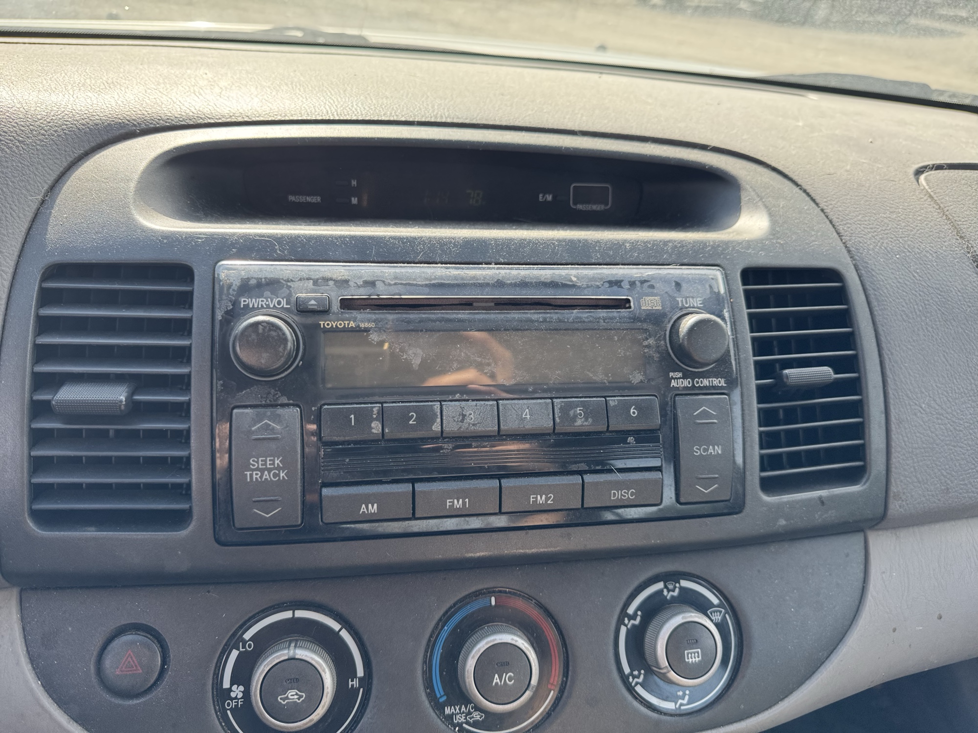 2006 toyota camry le with 213927 miles for sale near Elk River, Minnesota 106895_39_radio_closeup.jpg
