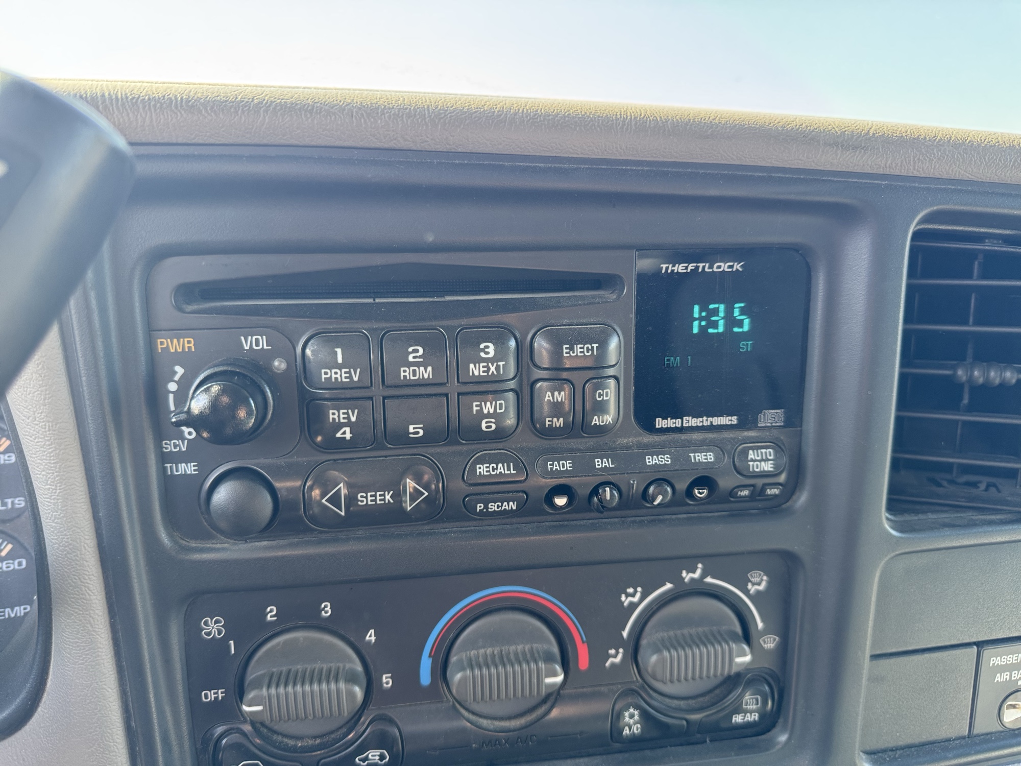 2000 chevrolet silverado-1500 ls-ext.-cab-3-door-long-bed-4wd with 201621 miles for sale near Elk River, Minnesota 106900_39_radio_closeup.jpg