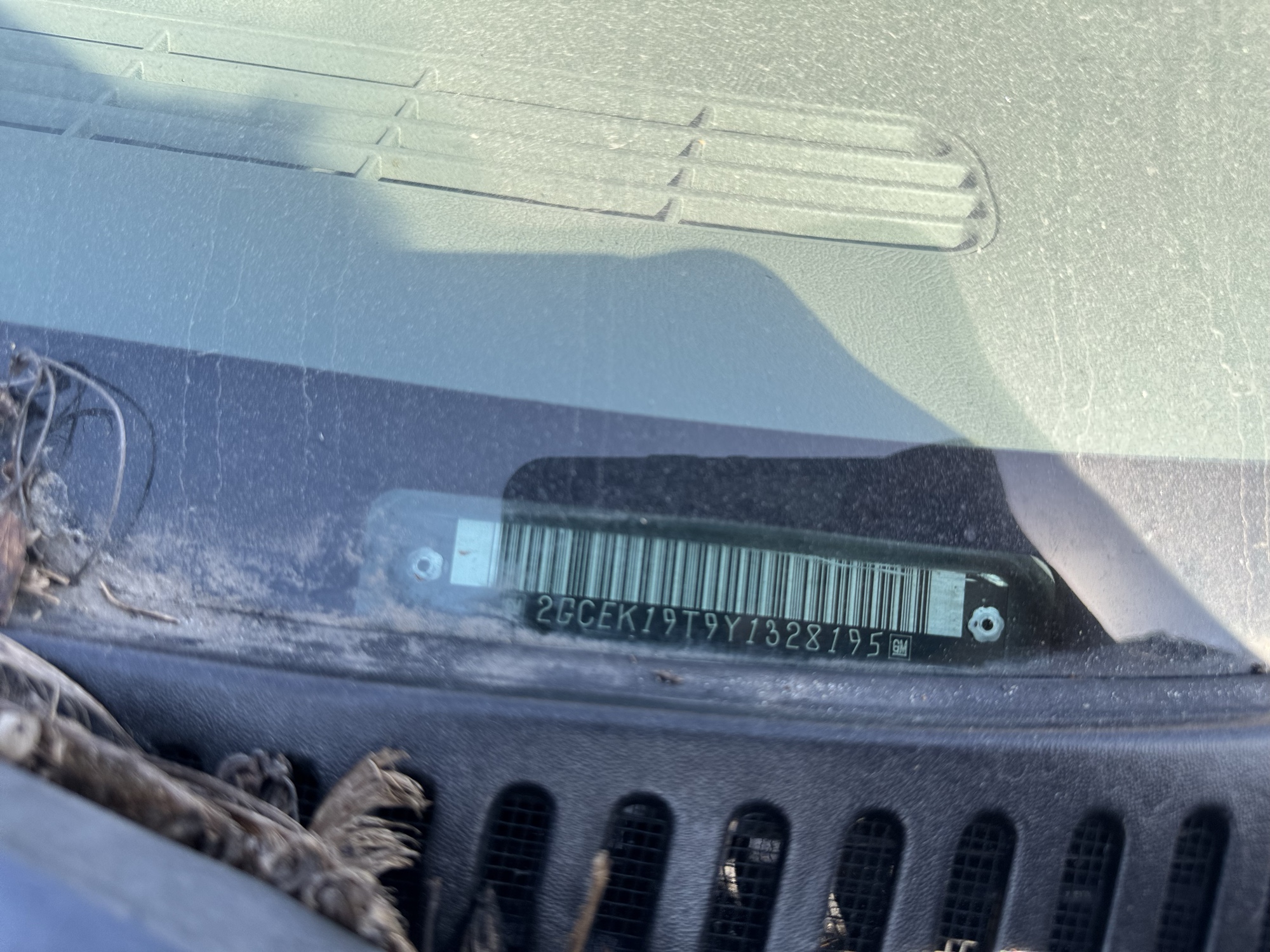 2000 chevrolet silverado-1500 ls-ext.-cab-3-door-long-bed-4wd with 201621 miles for sale near Elk River, Minnesota 106900_48_windshield_vin_plate.jpg