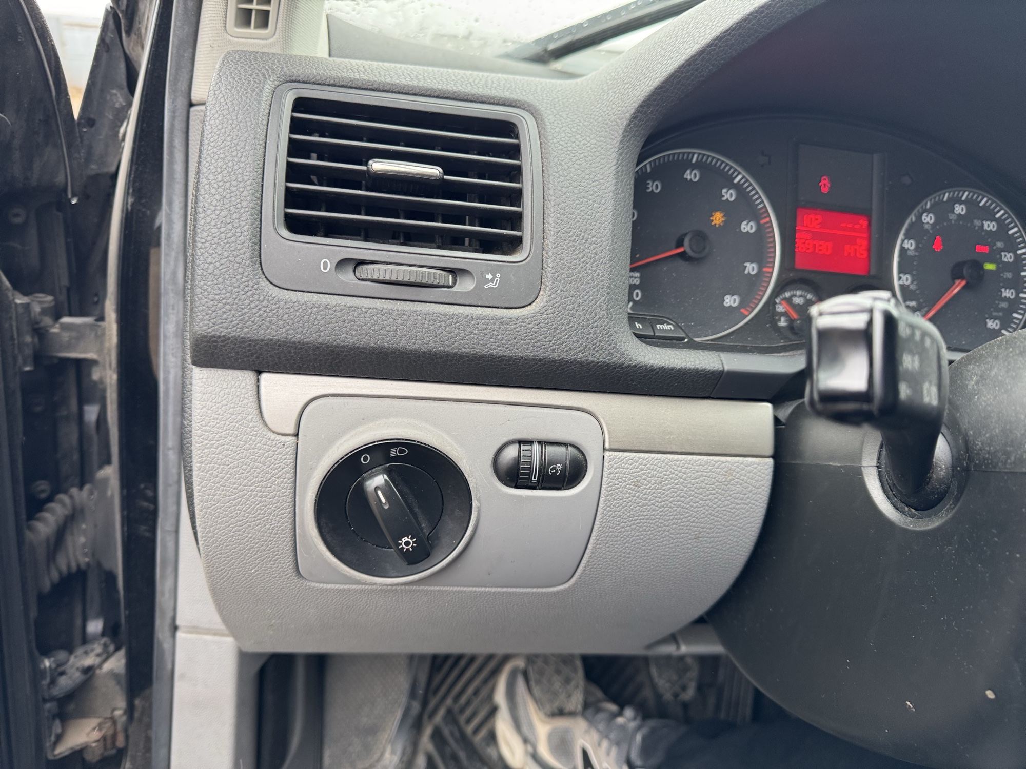 2007 volkswagen rabbit 4-door with 269730 miles for sale near Elk River, Minnesota 106907_37_left_of_steering_wheel.jpg