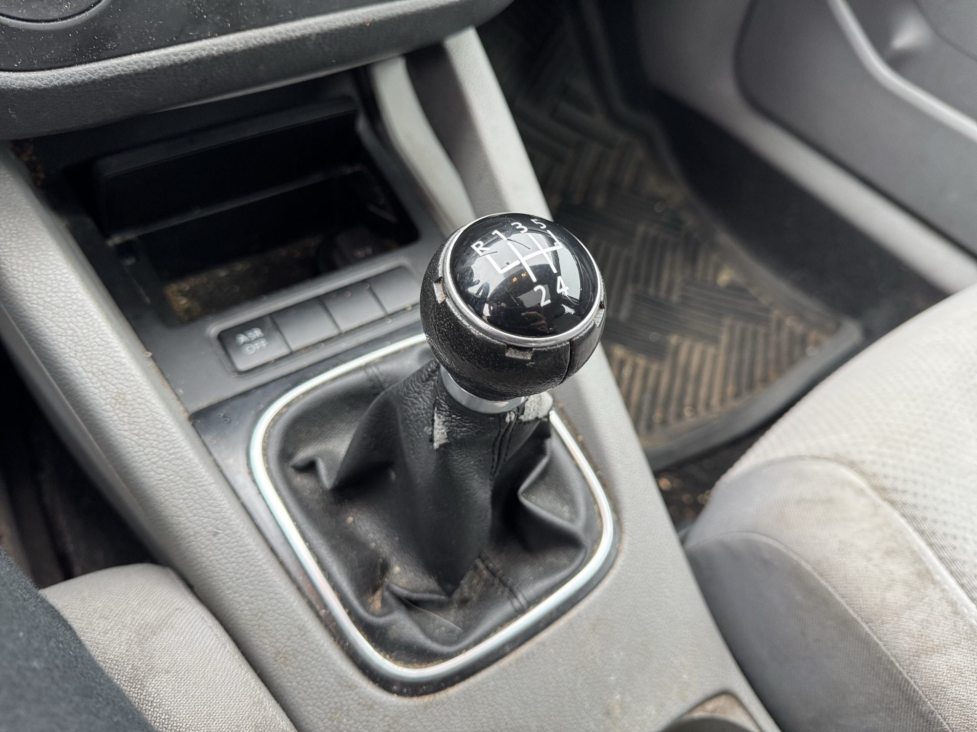 2007 volkswagen rabbit 4-door with 269730 miles for sale near Elk River, Minnesota 106907_41_shifter.jpg