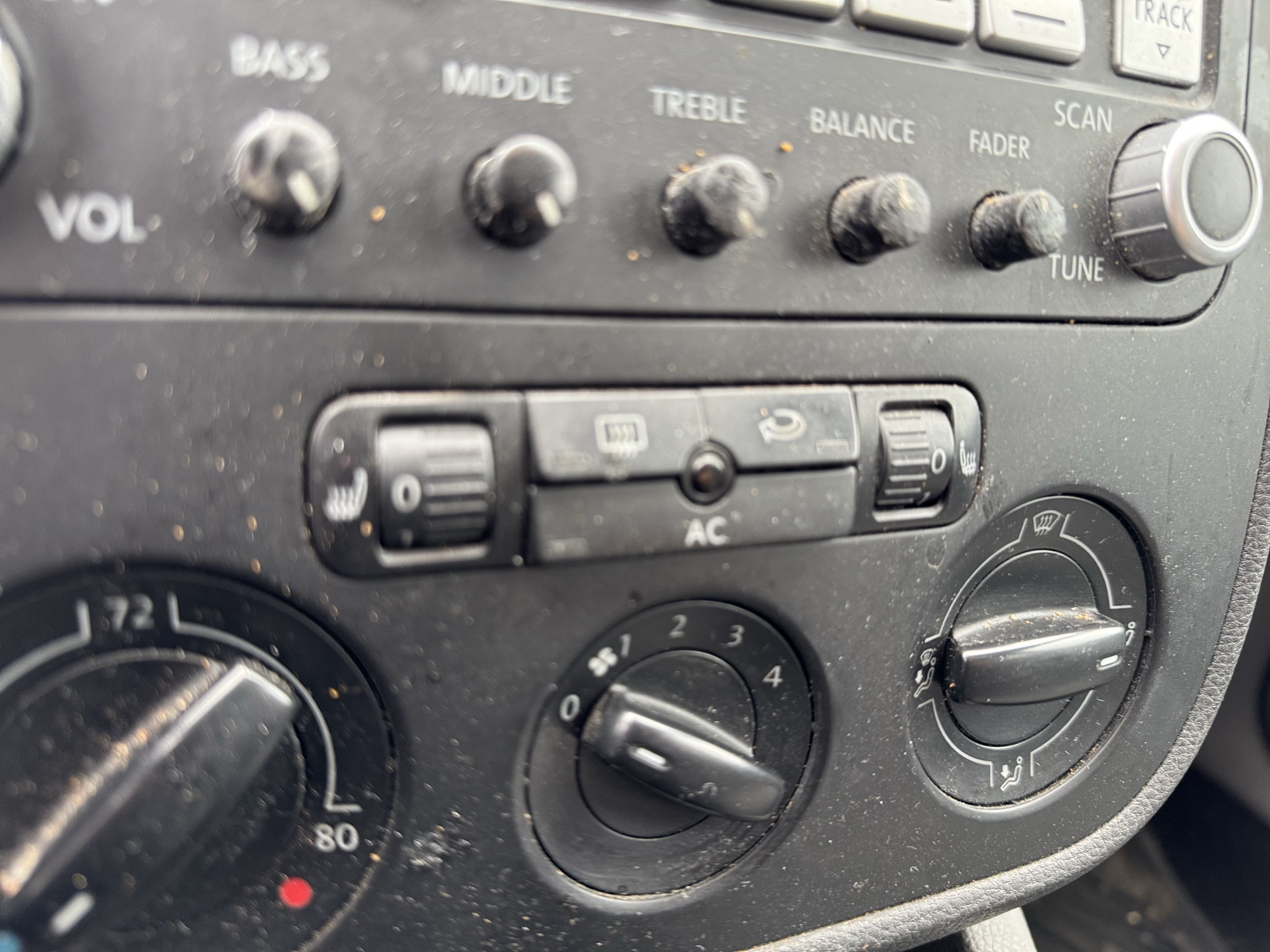 2007 volkswagen rabbit 4-door with 269730 miles for sale near Elk River, Minnesota 106907_42_heated_seat_switches.jpg