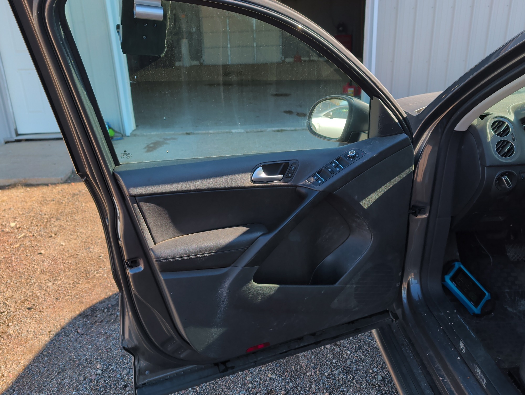 2014 volkswagen tiguan se-4motion with 167934 miles for sale near Elk River, Minnesota 106908_23_driver_door_panel.jpg