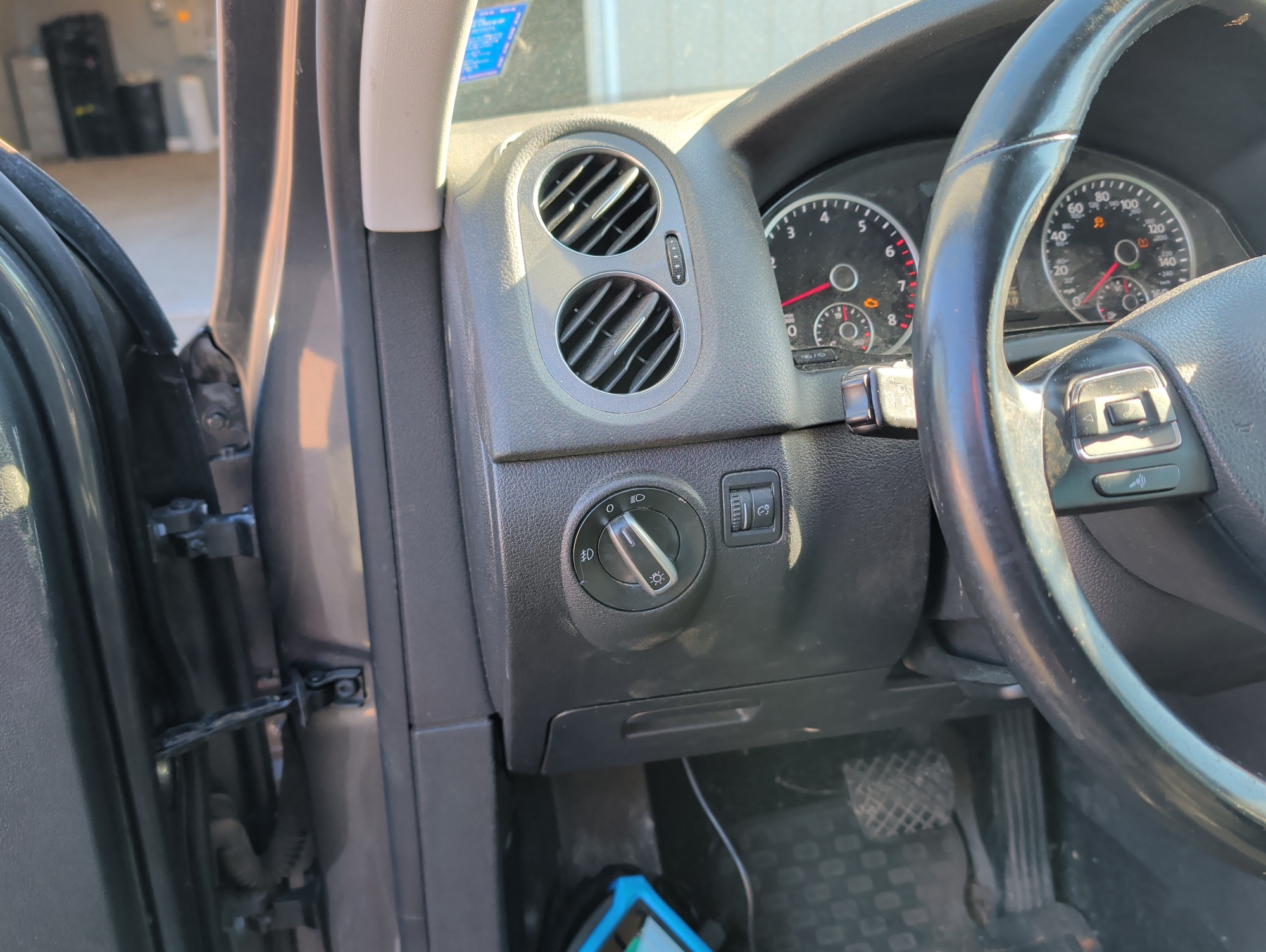 2014 volkswagen tiguan se-4motion with 167934 miles for sale near Elk River, Minnesota 106908_37_left_of_steering_wheel.jpg