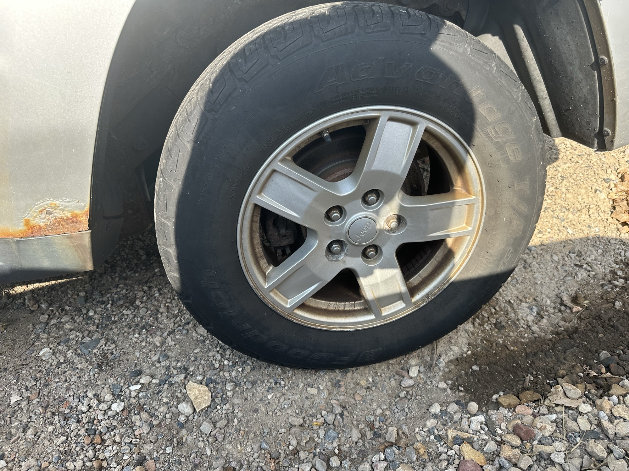 2005 jeep grand-cherokee laredo-4wd for sale near Elk River, Minnesota 106910_13_rear_drv_wheel.jpg