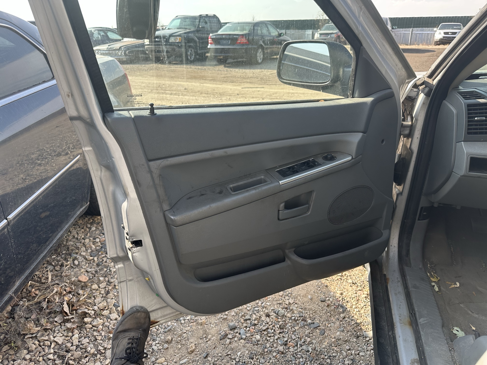 2005 jeep grand-cherokee laredo-4wd for sale near Elk River, Minnesota 106910_23_driver_door_panel.jpg