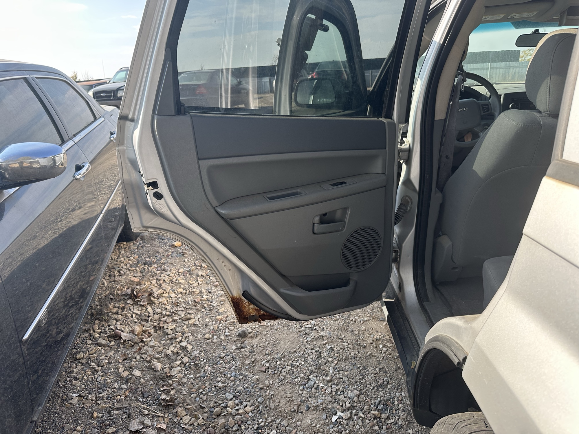 2005 jeep grand-cherokee laredo-4wd for sale near Elk River, Minnesota 106910_25_drv_rear_door_panel.jpg