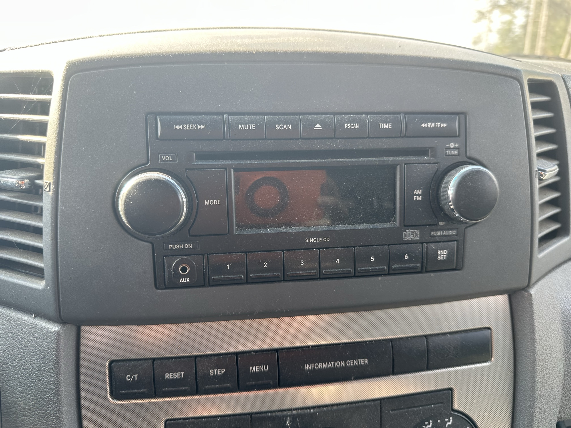 2005 jeep grand-cherokee laredo-4wd for sale near Elk River, Minnesota 106910_39_radio_closeup.jpg