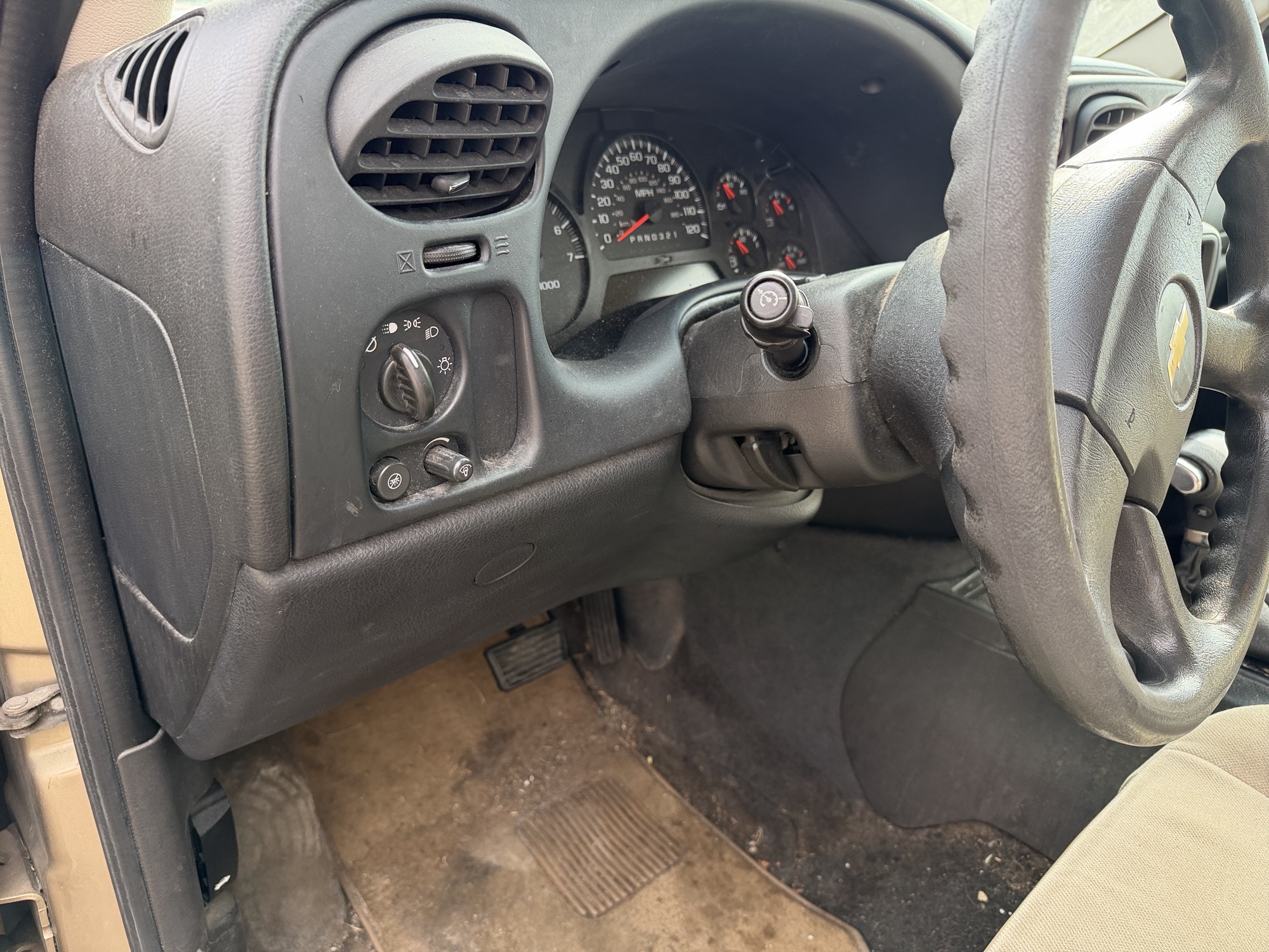2006 chevrolet trailblazer ls-4wd with 231301 miles for sale near Elk River, Minnesota 106912_37_left_of_steering_wheel.jpg