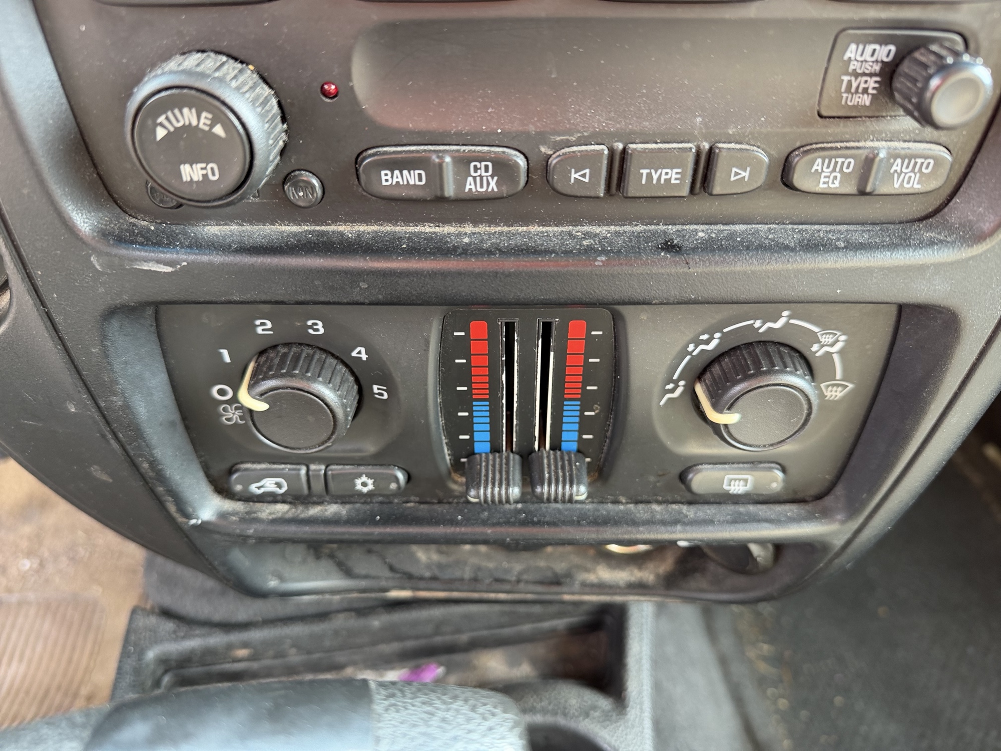 2006 chevrolet trailblazer ls-4wd with 231301 miles for sale near Elk River, Minnesota 106912_40_climate_control.jpg