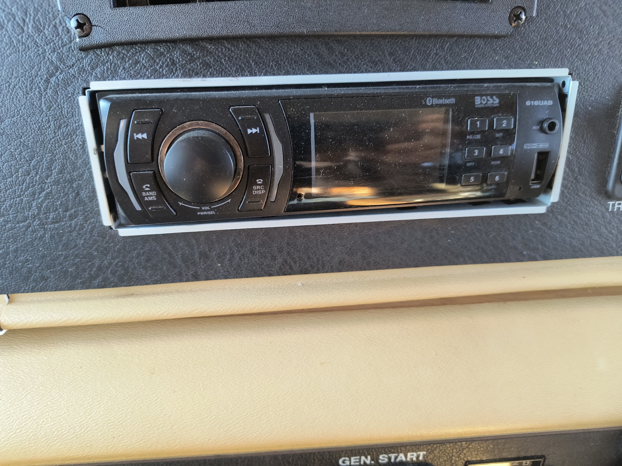 2000 ford mh-stripped-chassis - with 43137 miles for sale near Elk River, Minnesota 106915_39_radio_closeup.jpg