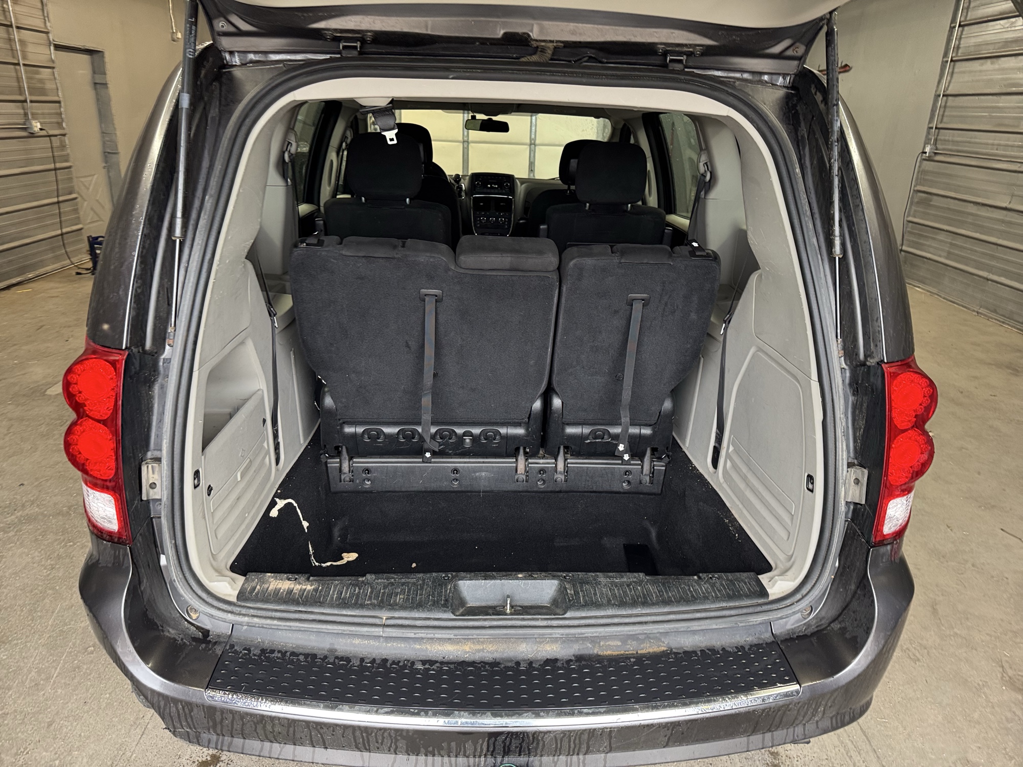 2015 dodge grand-caravan se with 190329 miles for sale near Elk River, Minnesota 106916_26_trunk.jpg