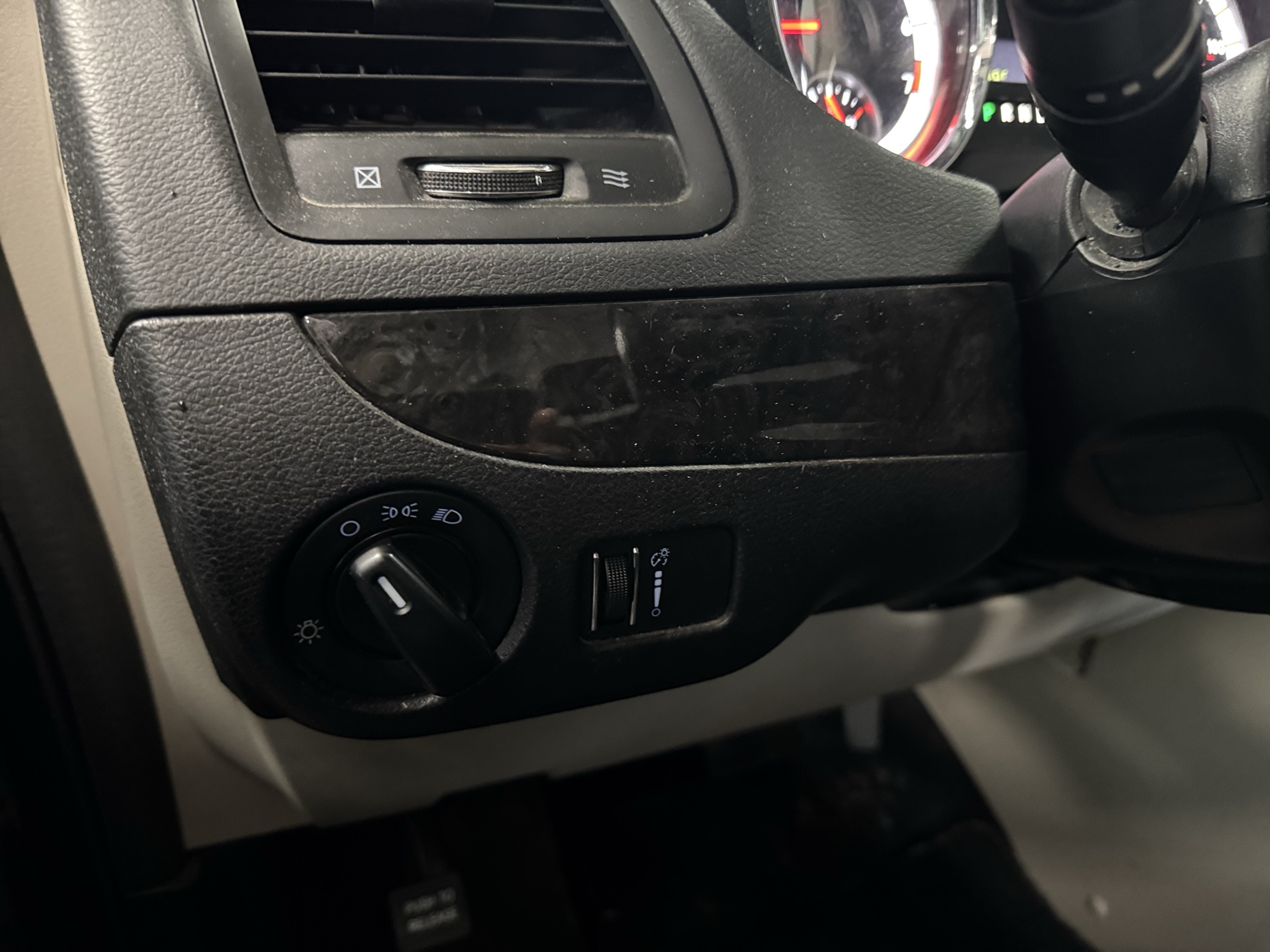 2015 dodge grand-caravan se with 190329 miles for sale near Elk River, Minnesota 106916_37_left_of_steering_wheel.jpg