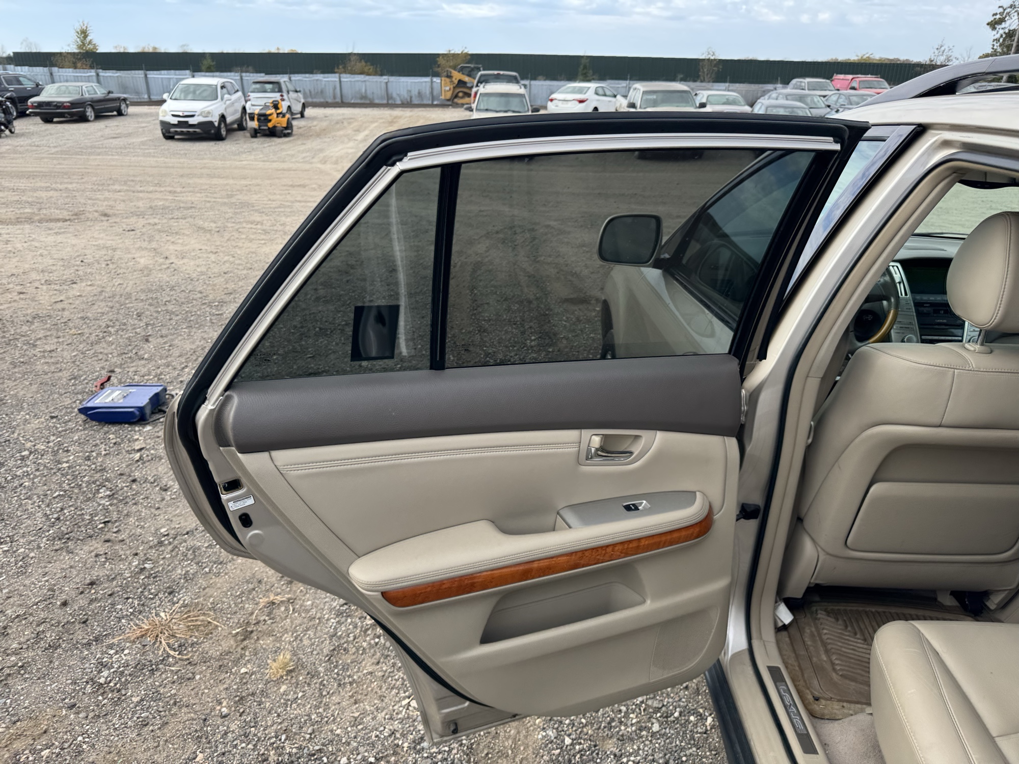 2004 lexus rx-330 4wd with 211578 miles for sale near Elk River, Minnesota 106917_25_drv_rear_door_panel.jpg