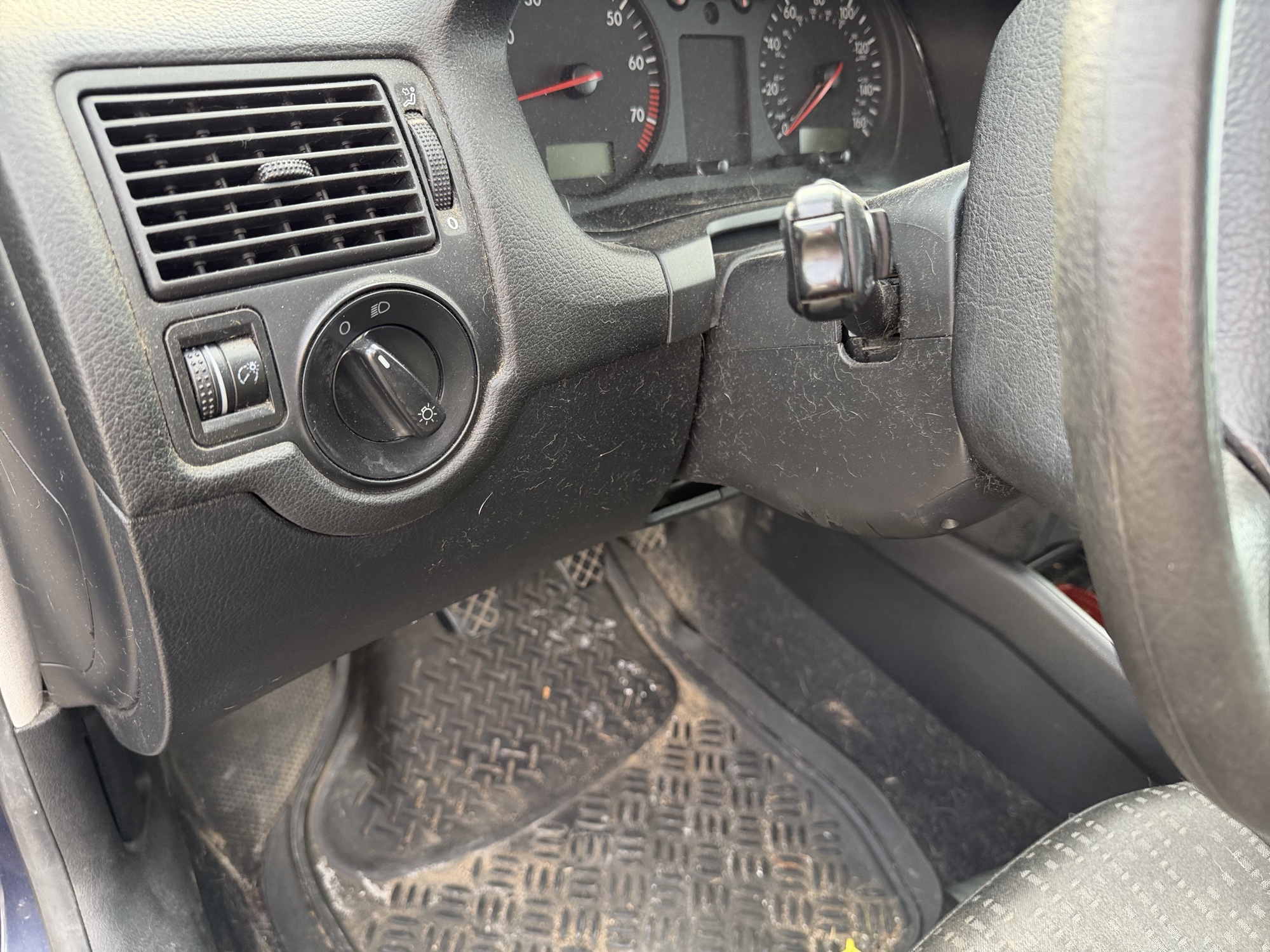 2004 volkswagen golf gl-2.0 with 222387 miles for sale near Elk River, Minnesota 106919_37_left_of_steering_wheel.jpg