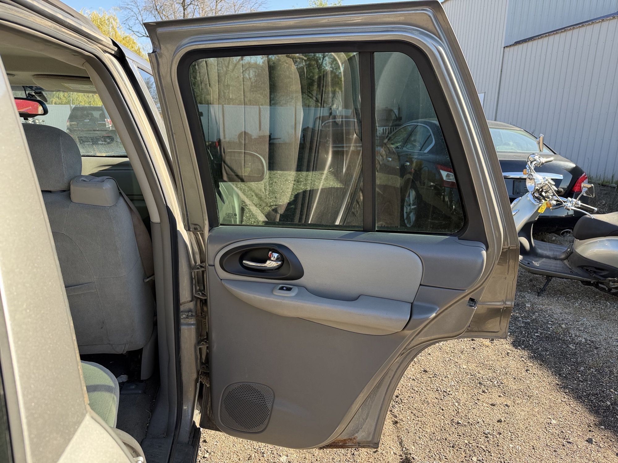 2005 chevrolet trailblazer ls-4wd with 141688 miles for sale near Elk River, Minnesota 106920_30_pass_rear_door_panel.jpg