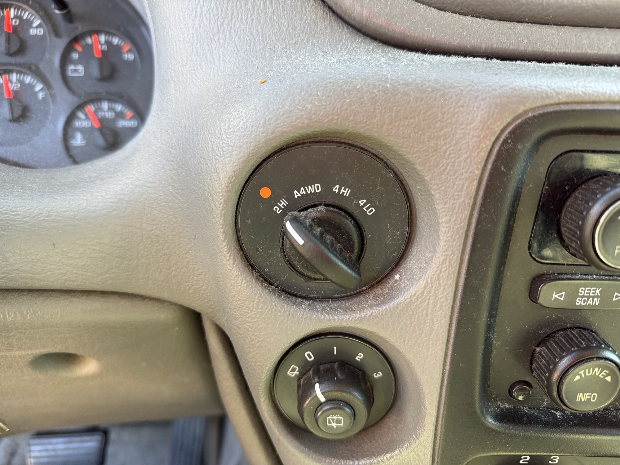 2005 chevrolet trailblazer ls-4wd with 141688 miles for sale near Elk River, Minnesota 106920_38_4x4_switch.jpg