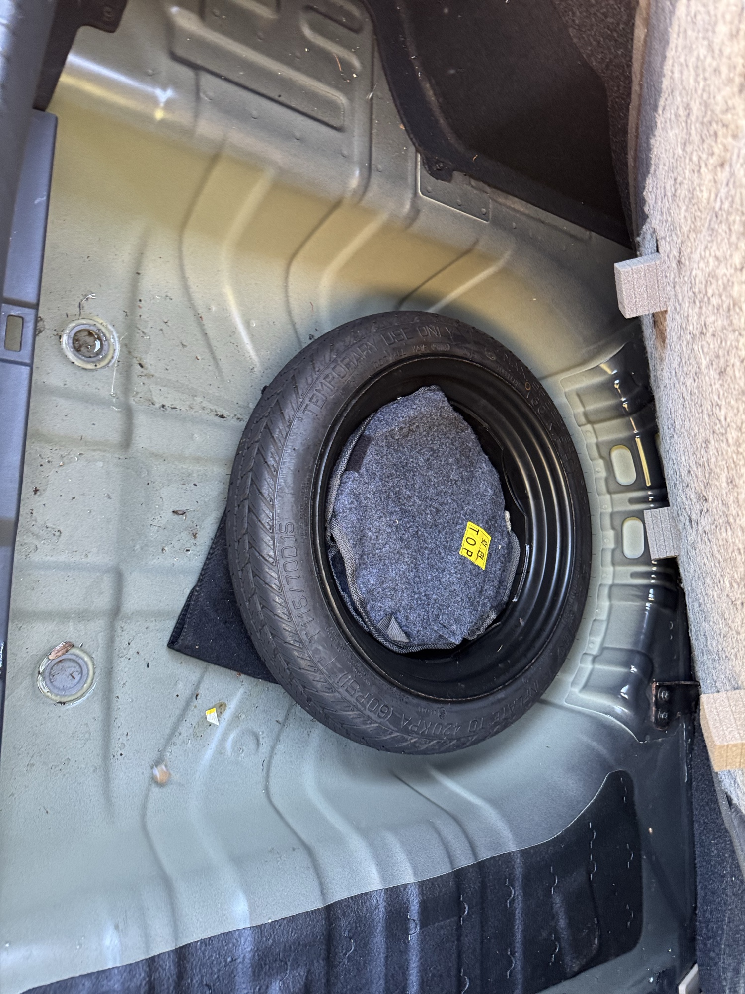 2006 kia rio base with 41470 miles for sale near Elk River, Minnesota 106921_27_spare_tire.jpg