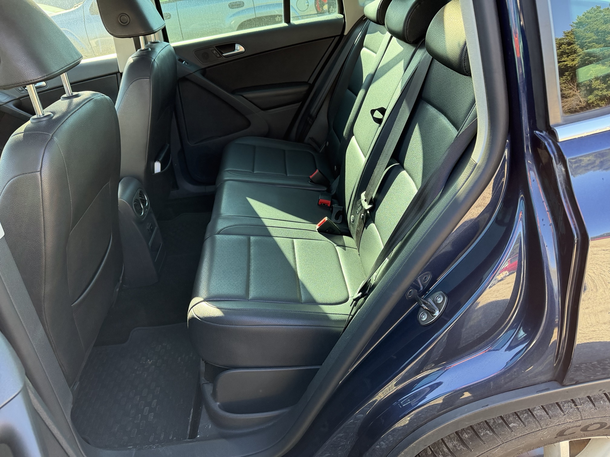 2011 volkswagen tiguan s-4motion with 116934 miles for sale near Elk River, Minnesota 106922_24_drv_rear_seat.jpg