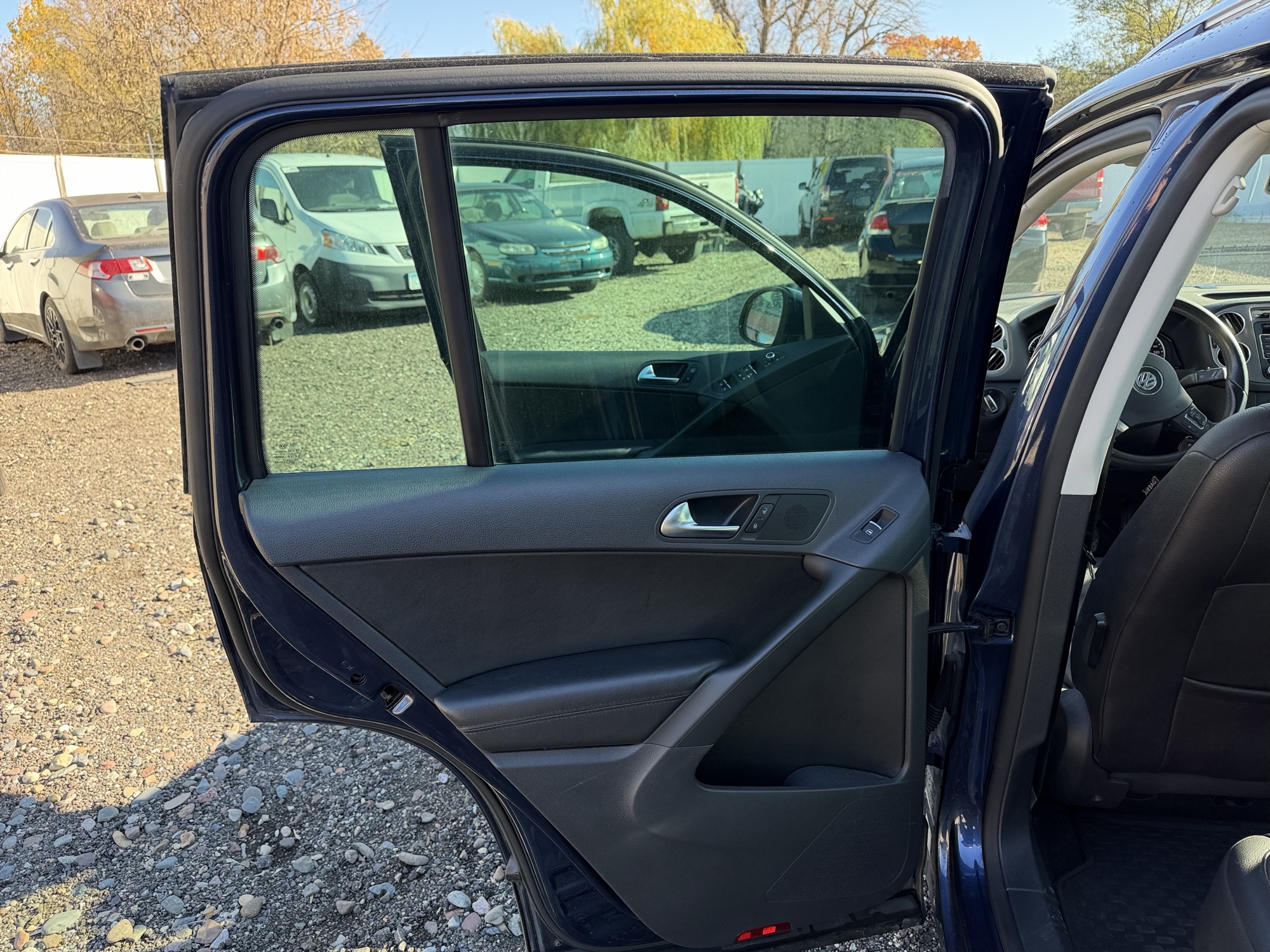 2011 volkswagen tiguan s-4motion with 116934 miles for sale near Elk River, Minnesota 106922_25_drv_rear_door_panel.jpg