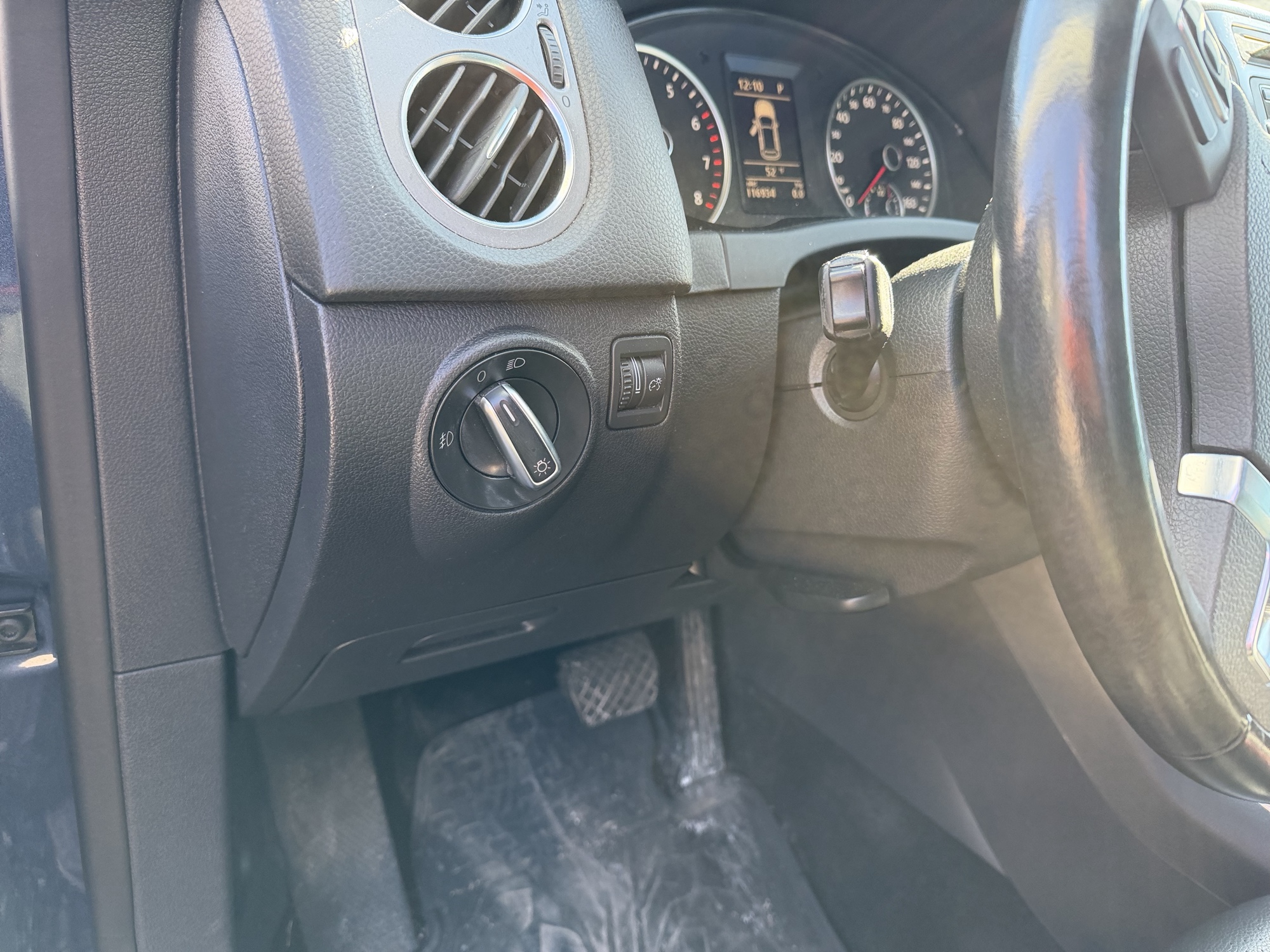 2011 volkswagen tiguan s-4motion with 116934 miles for sale near Elk River, Minnesota 106922_37_left_of_steering_wheel.jpg