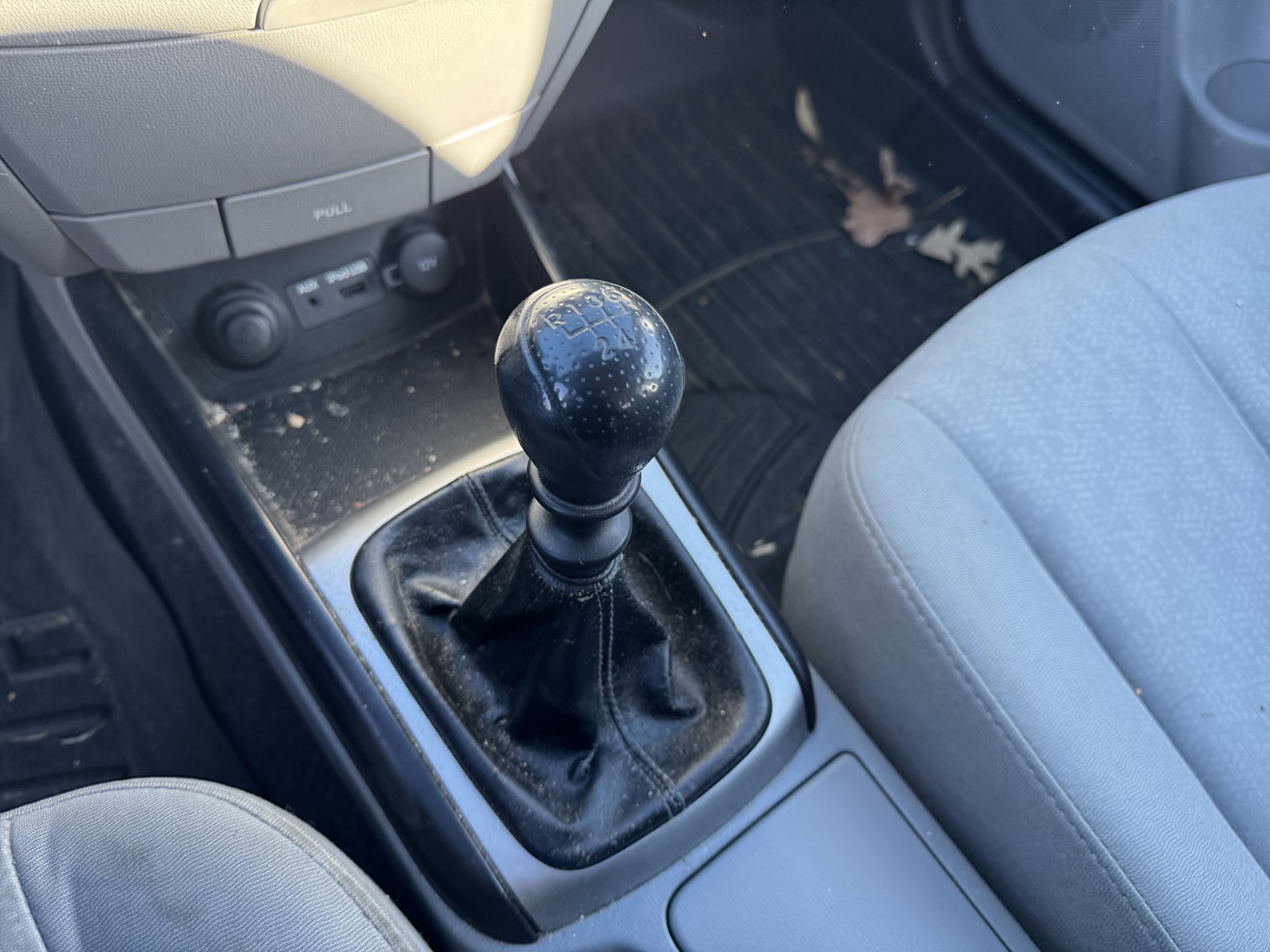 2010 hyundai elantra se with 156272 miles for sale near Elk River, Minnesota 106924_41_shifter.jpg