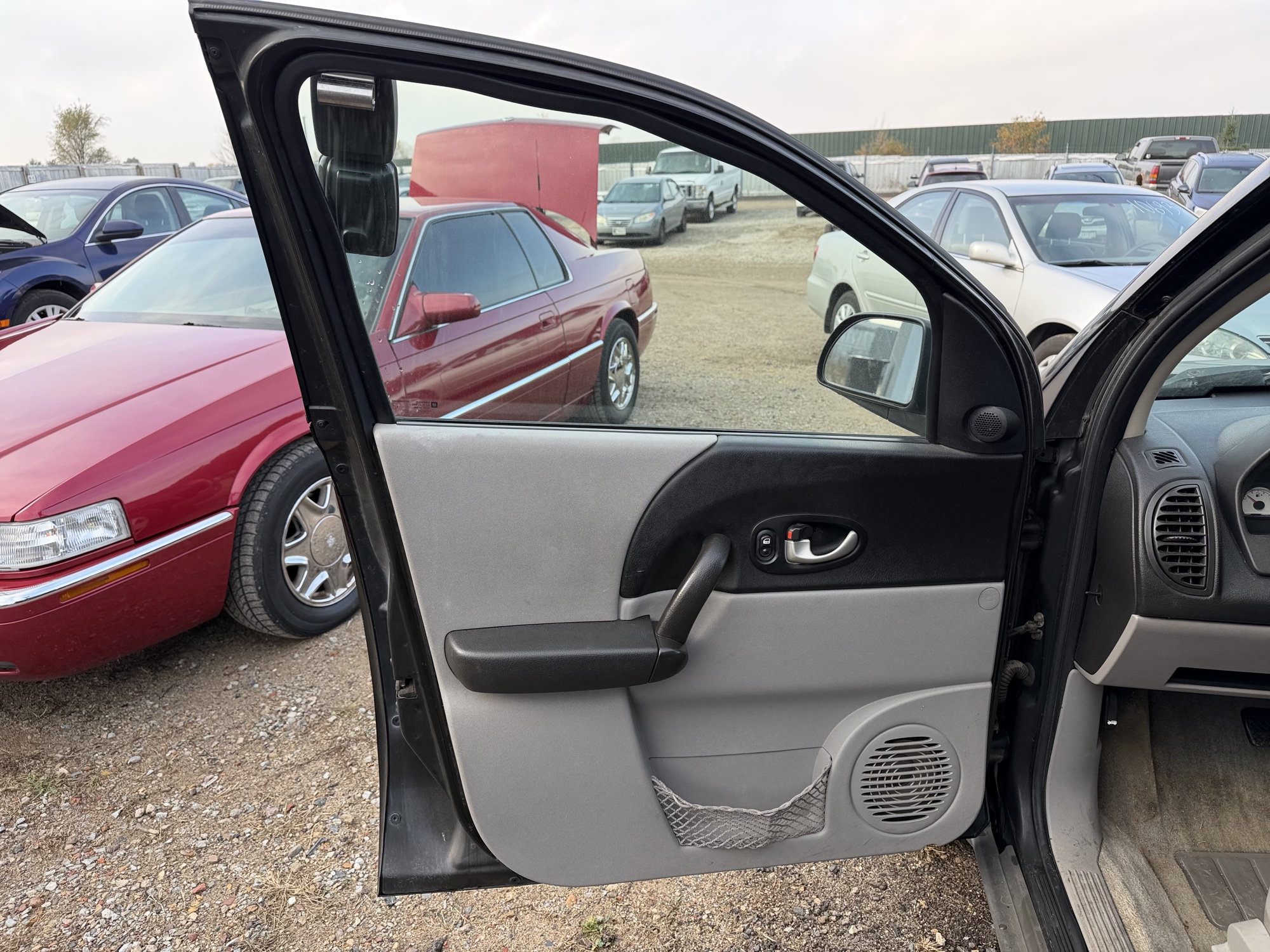 2004 saturn vue awd-v6 with 217755 miles for sale near Elk River, Minnesota 106927_23_driver_door_panel.jpg