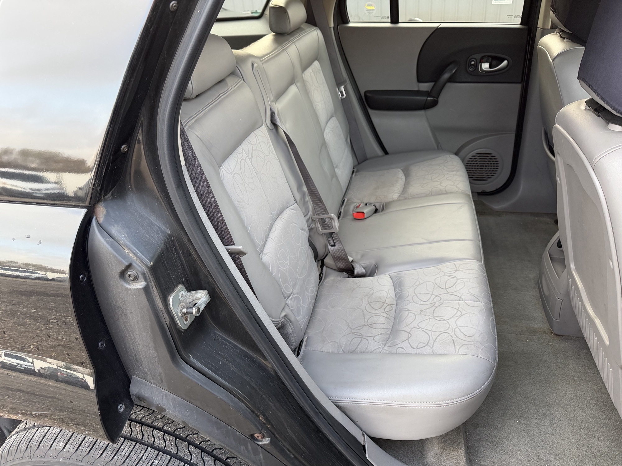 2004 saturn vue awd-v6 with 217755 miles for sale near Elk River, Minnesota 106927_28_pass_rear_seat.jpg