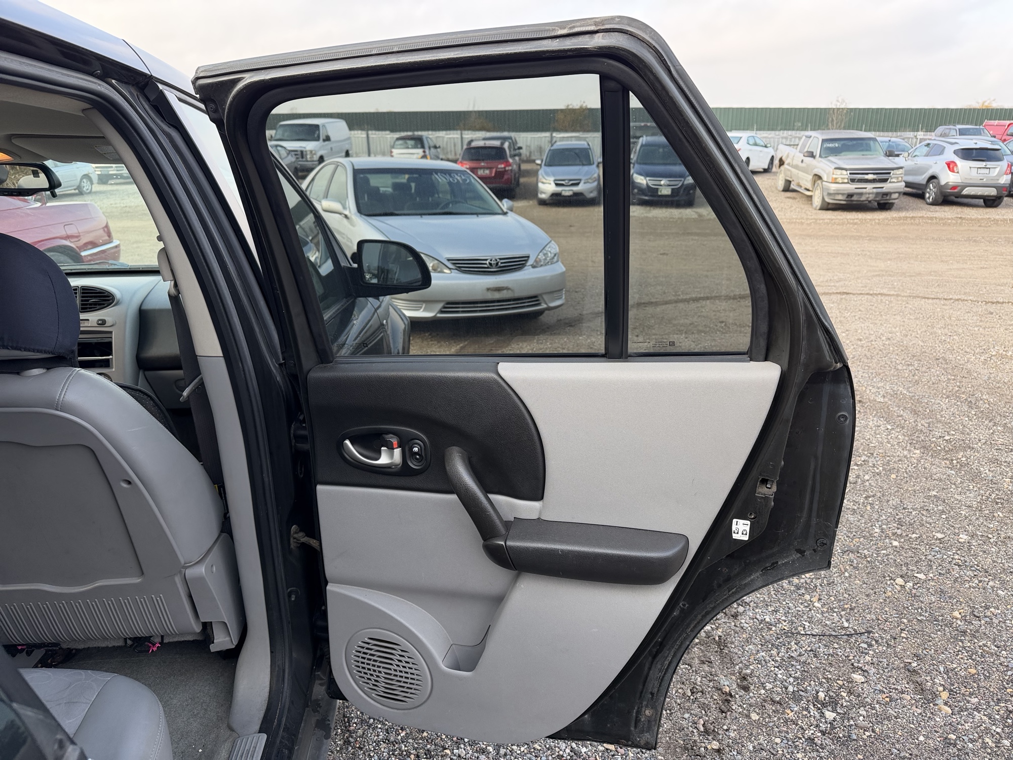2004 saturn vue awd-v6 with 217755 miles for sale near Elk River, Minnesota 106927_30_pass_rear_door_panel.jpg