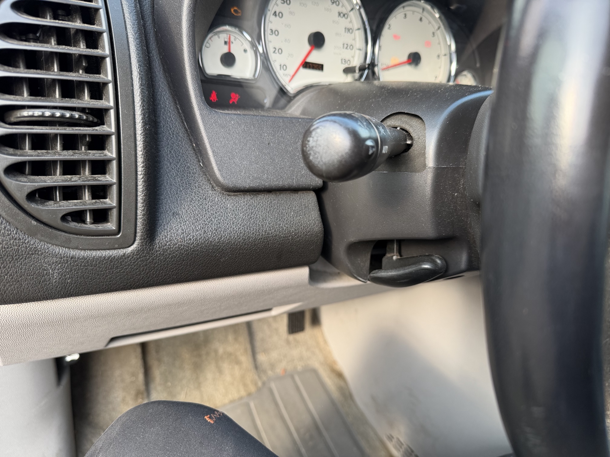 2004 saturn vue awd-v6 with 217755 miles for sale near Elk River, Minnesota 106927_37_left_of_steering_wheel.jpg