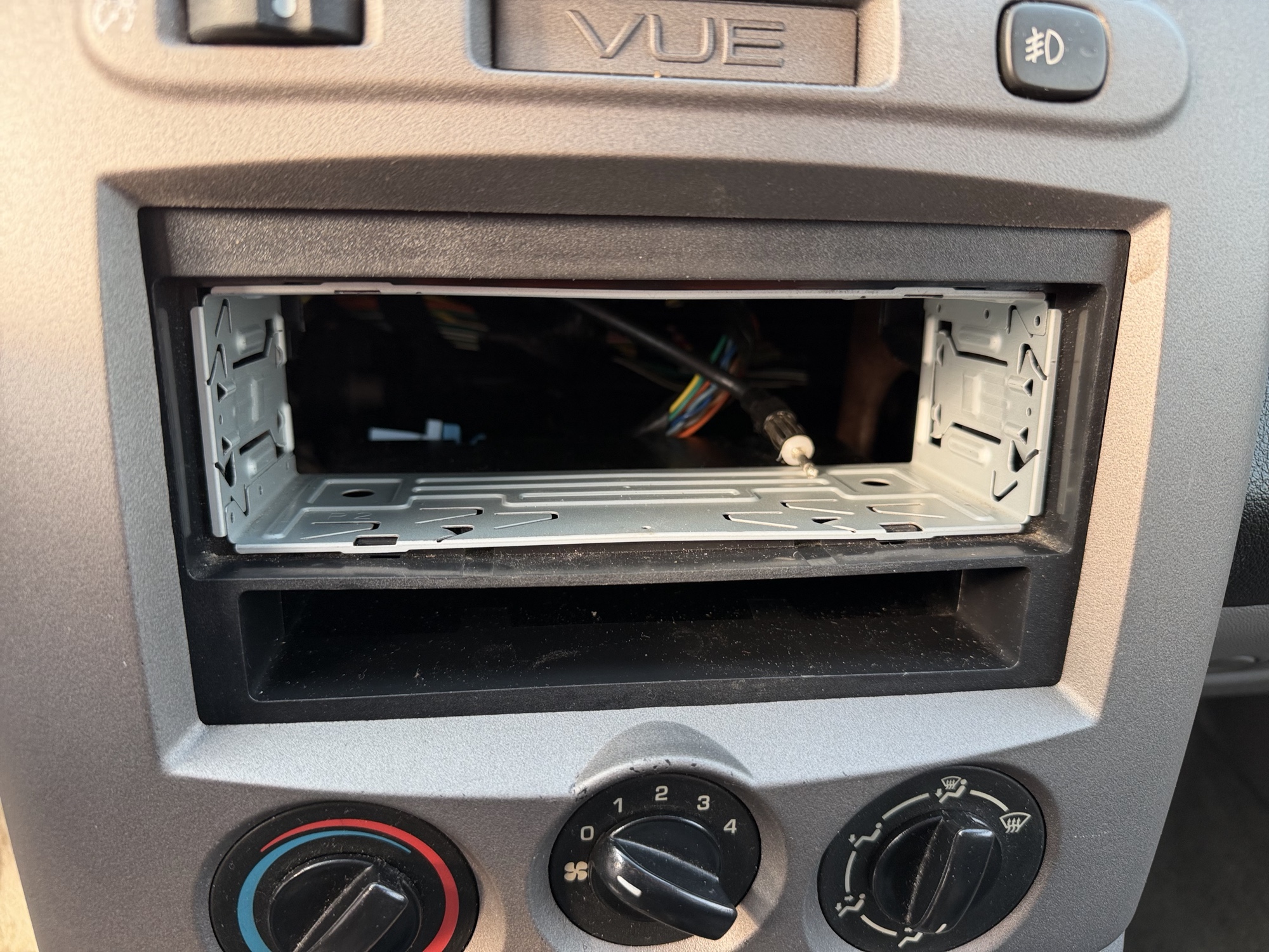 2004 saturn vue awd-v6 with 217755 miles for sale near Elk River, Minnesota 106927_39_radio_closeup.jpg