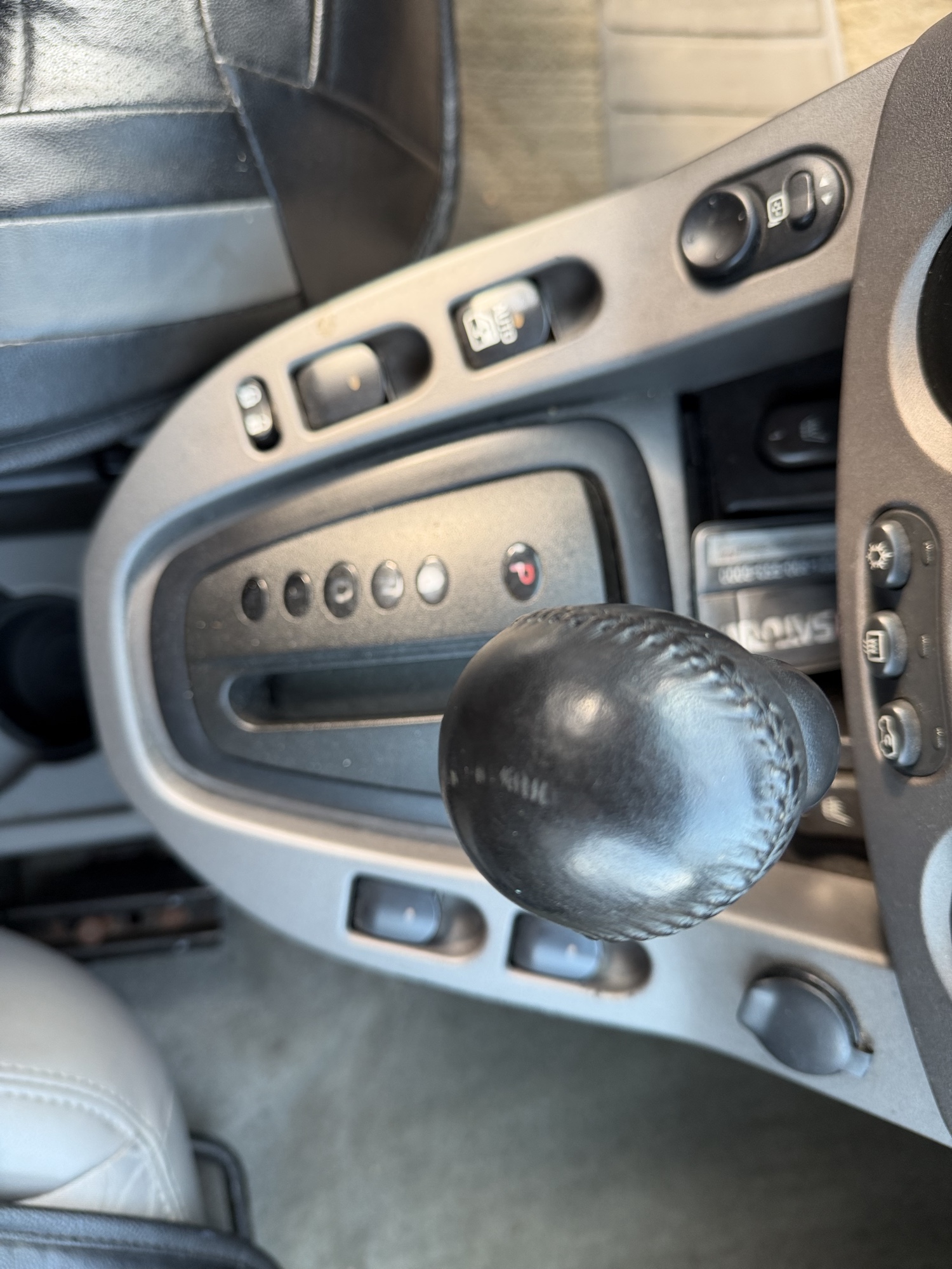 2004 saturn vue awd-v6 with 217755 miles for sale near Elk River, Minnesota 106927_41_shifter.jpg