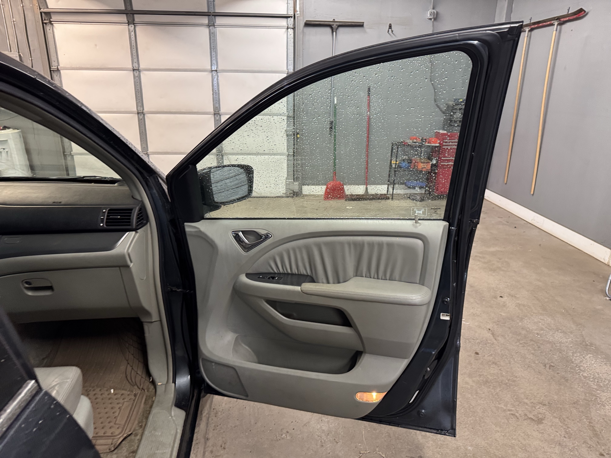 2006 honda odyssey ex-l-v6 with 217533 miles for sale near Elk River, Minnesota 106930_32_passenger_door_panel.jpg
