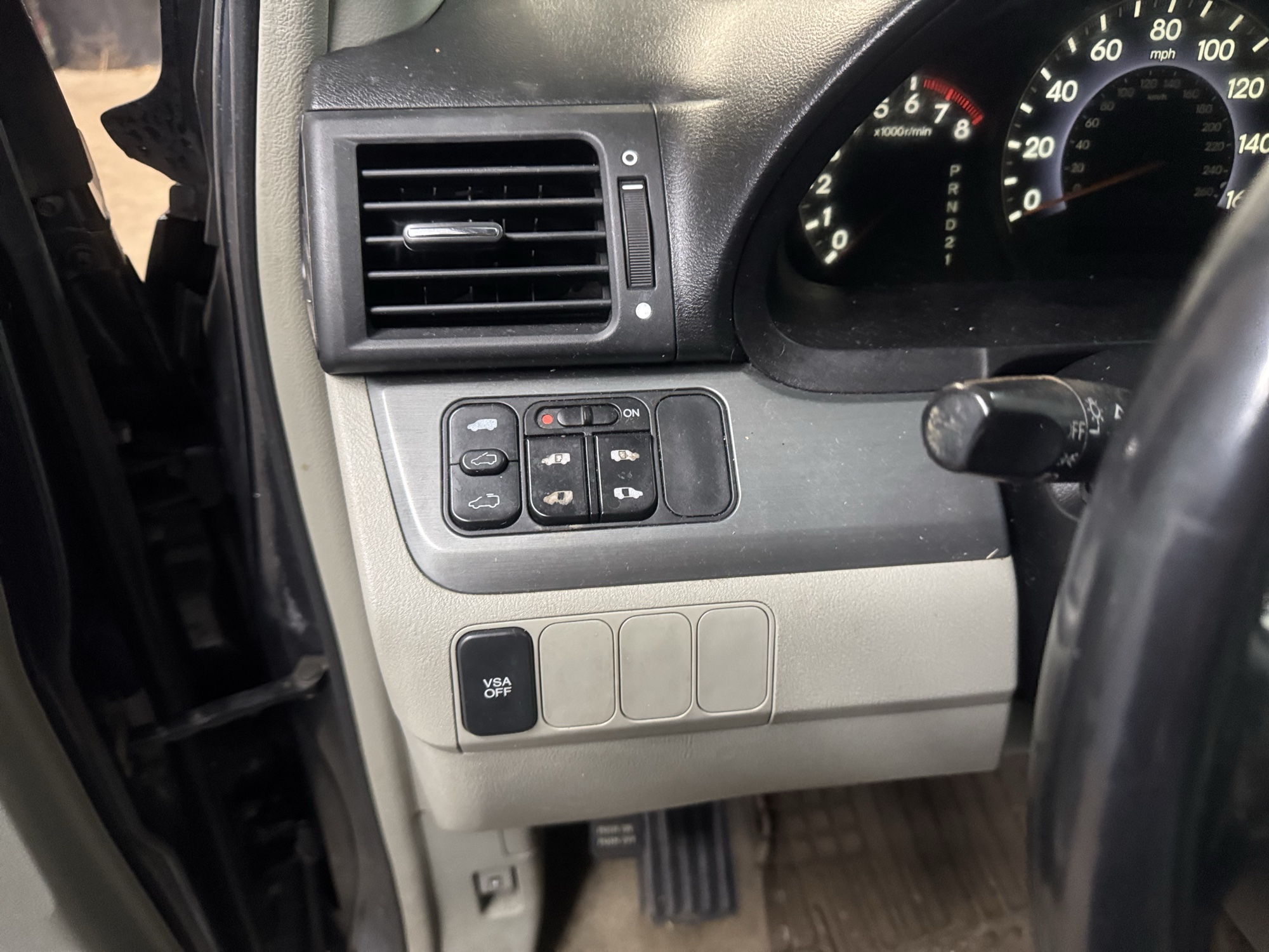 2006 honda odyssey ex-l-v6 with 217533 miles for sale near Elk River, Minnesota 106930_37_left_of_steering_wheel.jpg