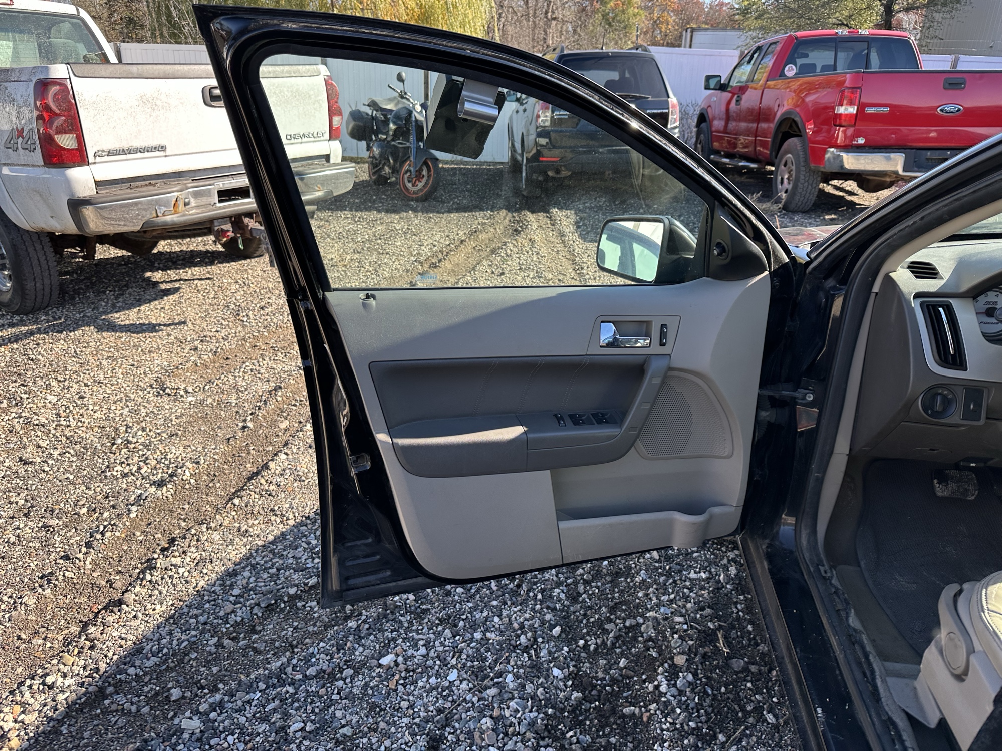 2009 ford focus ses-sedan with 214252 miles for sale near Elk River, Minnesota 106931_23_driver_door_panel.jpg