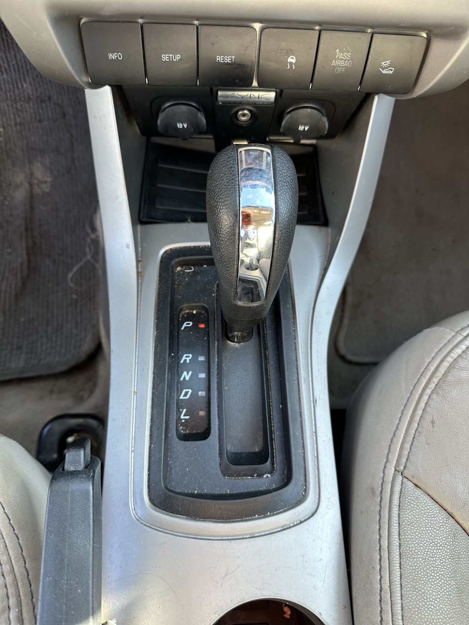 2009 ford focus ses-sedan with 214252 miles for sale near Elk River, Minnesota 106931_41_shifter.jpg