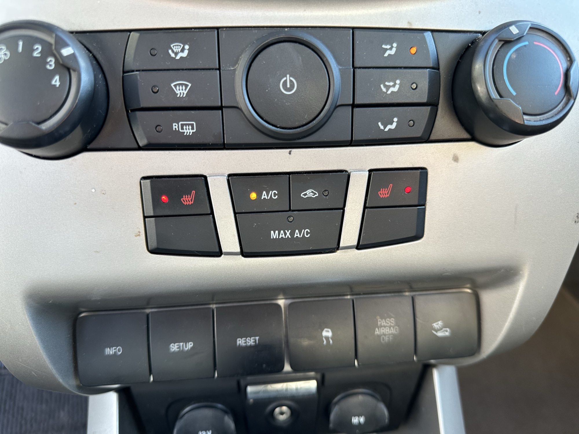 2009 ford focus ses-sedan with 214252 miles for sale near Elk River, Minnesota 106931_42_heated_seat_switches.jpg