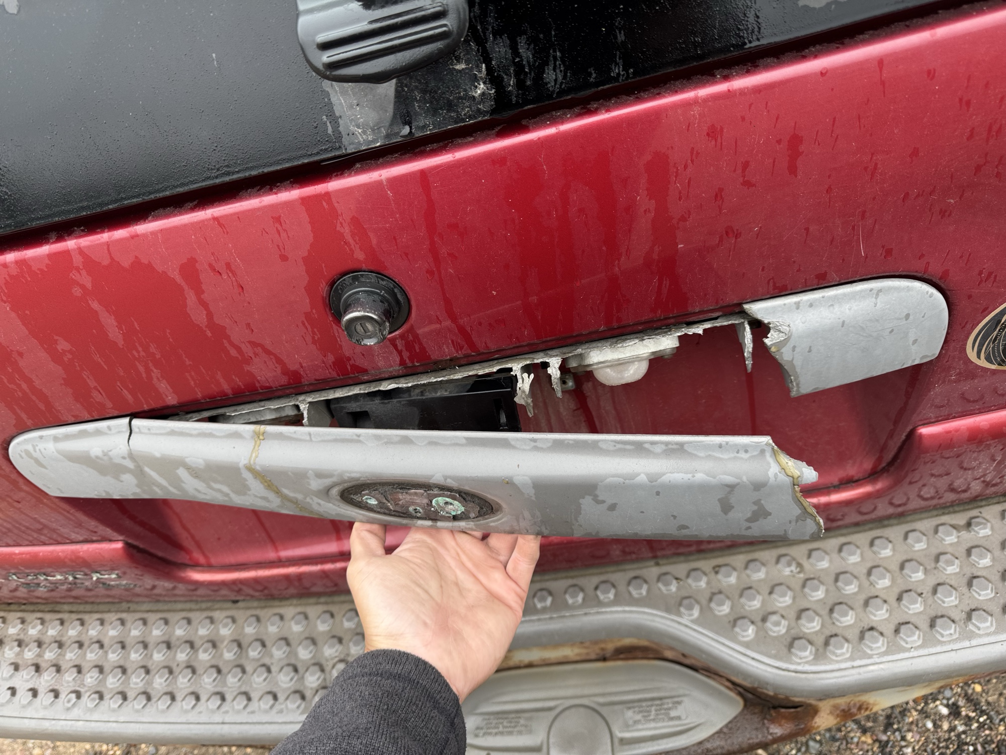 2003 ford explorer-sport xls-4wd with 199208 miles for sale near Elk River, Minnesota 106932_26_trunk.jpg