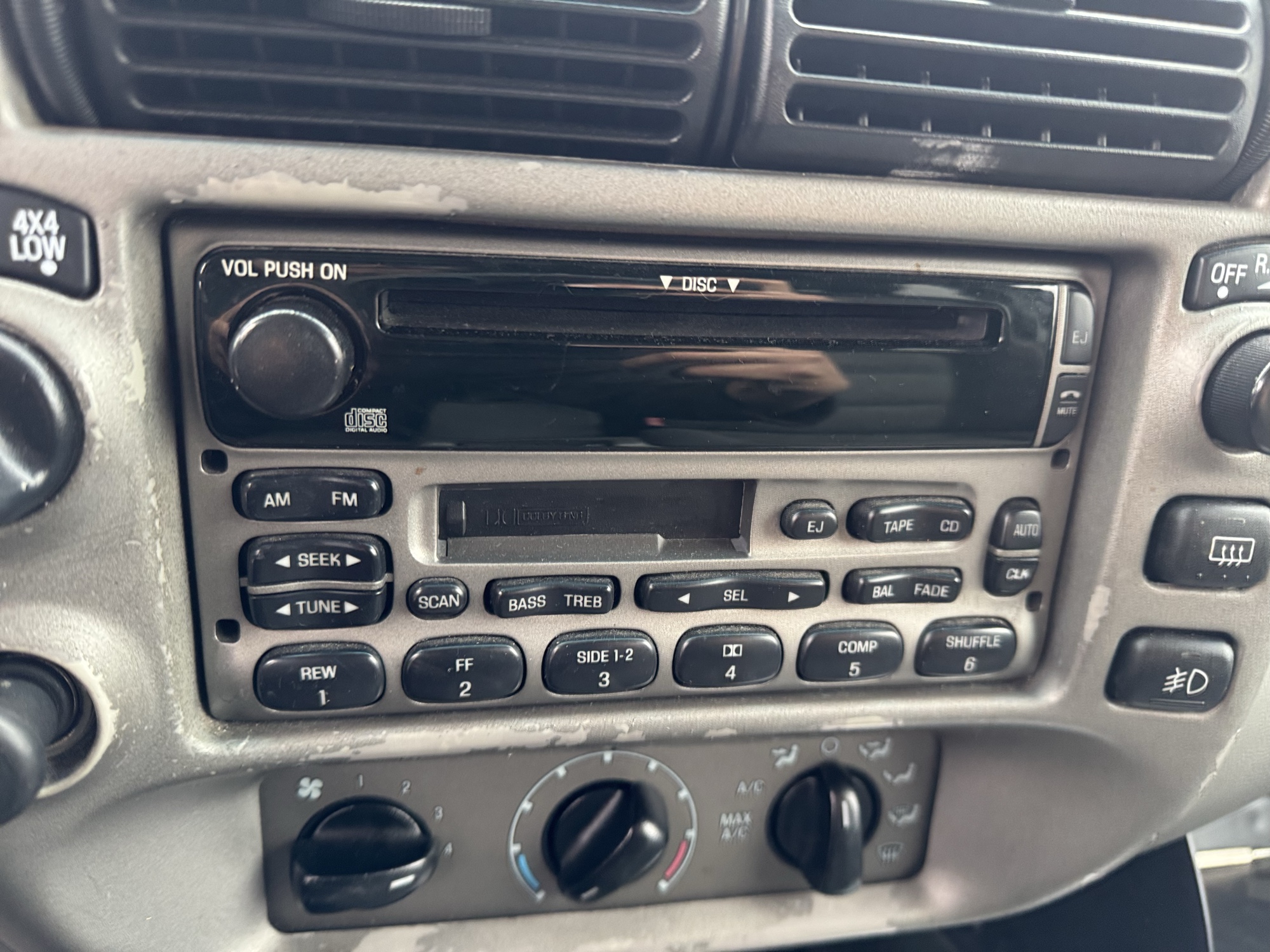2003 ford explorer-sport xls-4wd with 199208 miles for sale near Elk River, Minnesota 106932_39_radio_closeup.jpg